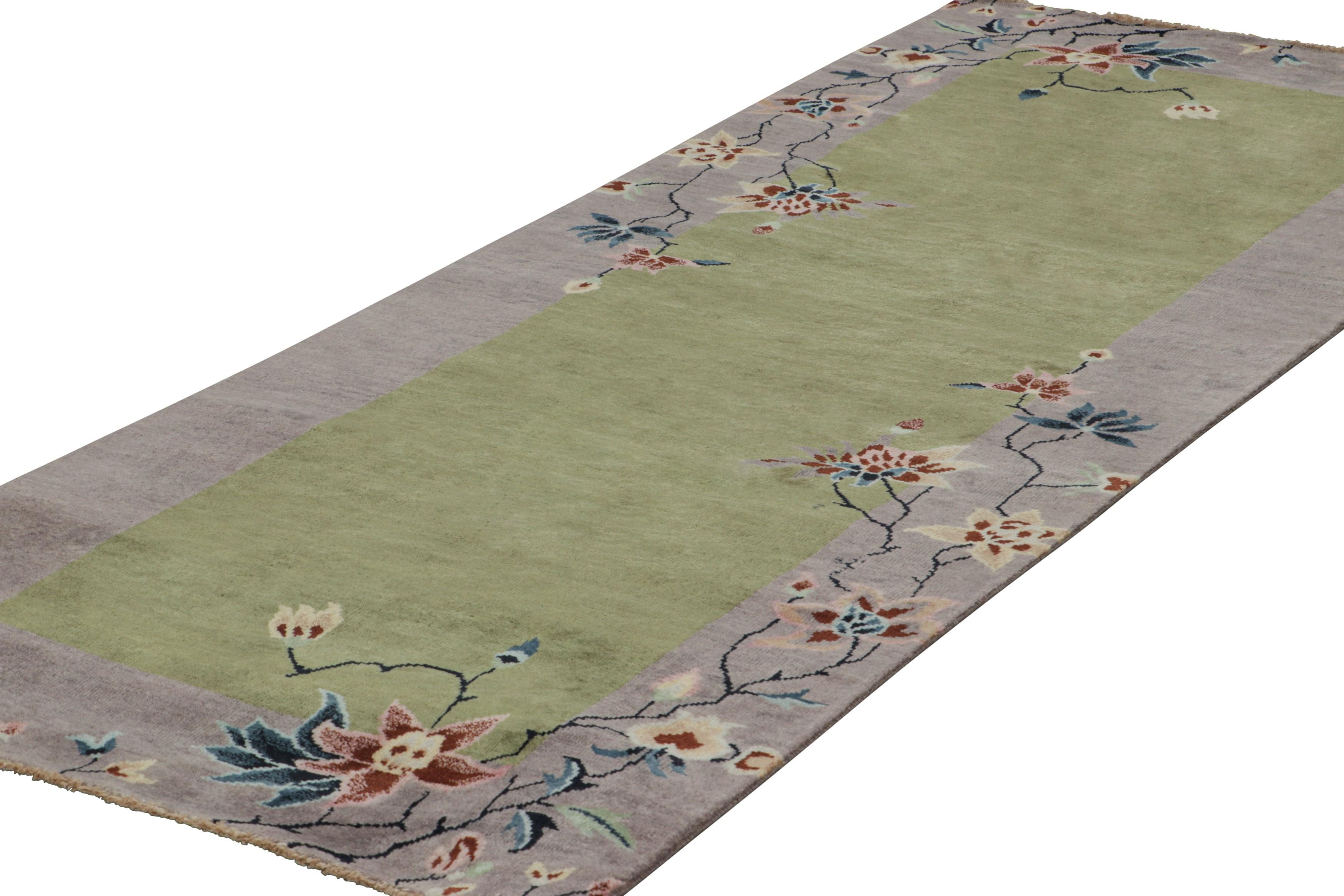 Indiano Rug & Kilim, tappeto runner cinese in stile Art Deco di colore verde con motivi floreali in vendita
