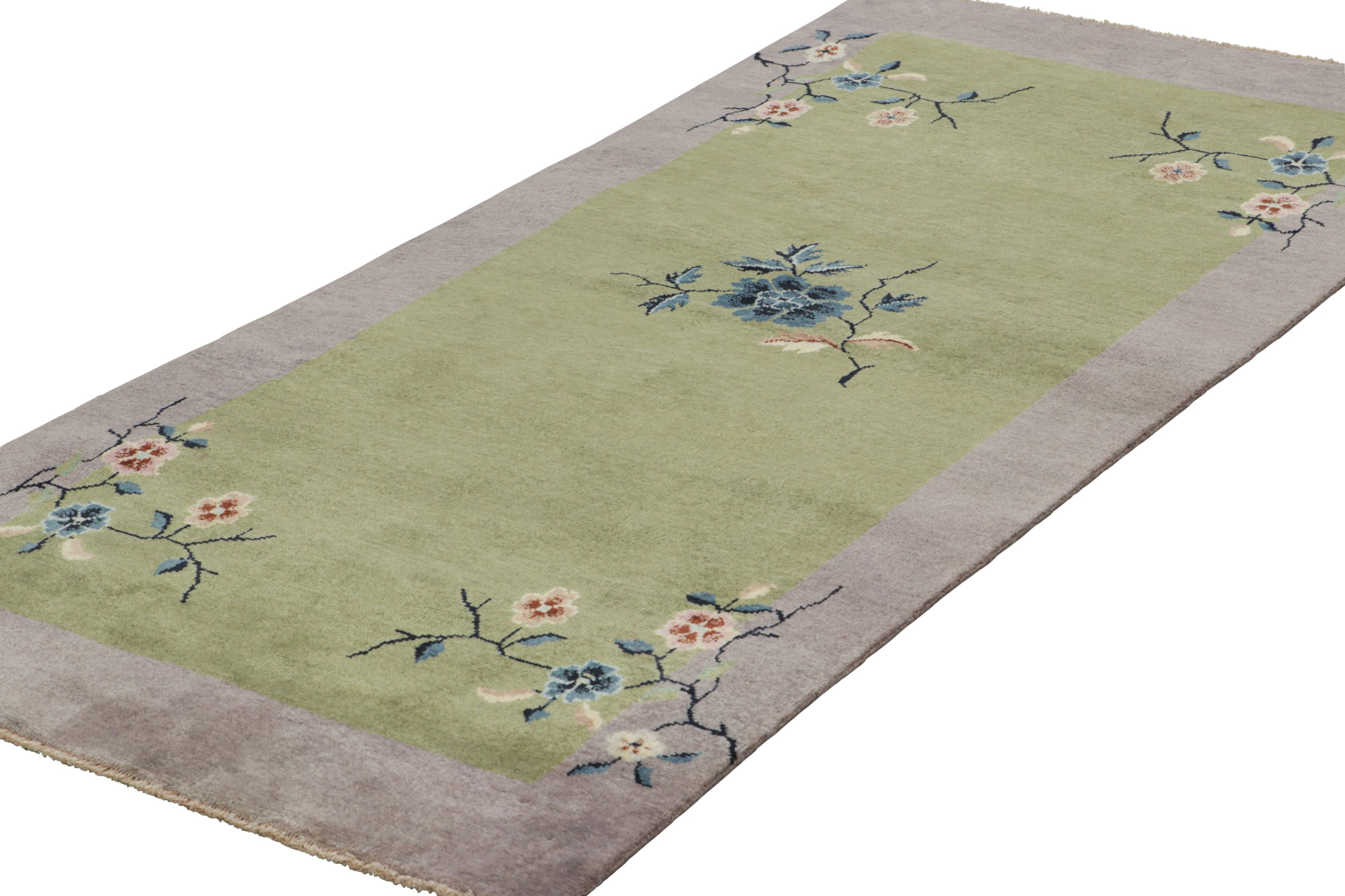 Indien Rug & Kilim's Chinese Art Deco Style Runner Rug in Green with Floral Patterns (en anglais seulement) en vente