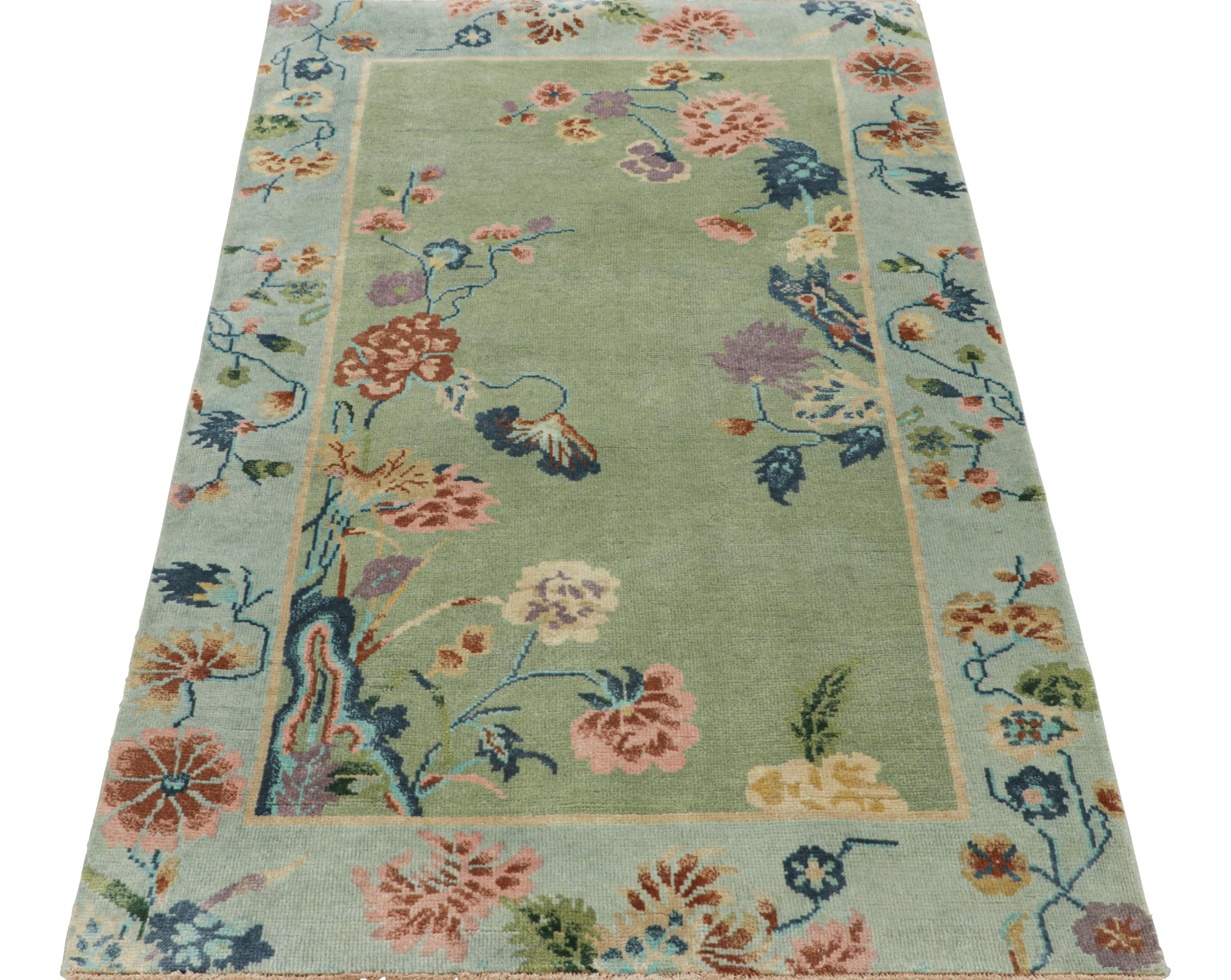 Annodato a mano Rug & Kilim, tappeto runner cinese in stile Art Deco di colore verde con motivi floreali in vendita
