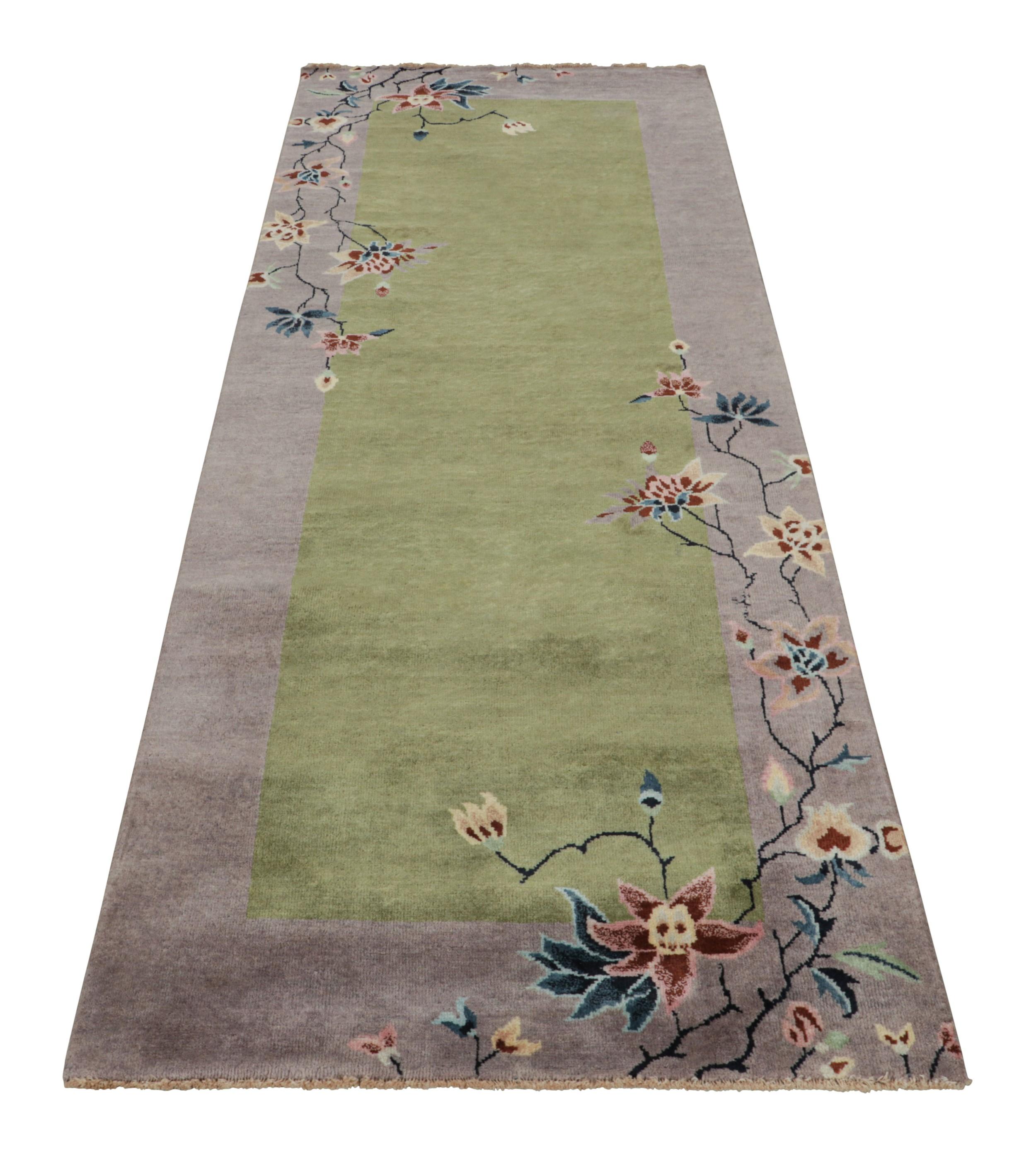 Annodato a mano Rug & Kilim, tappeto runner cinese in stile Art Deco di colore verde con motivi floreali in vendita