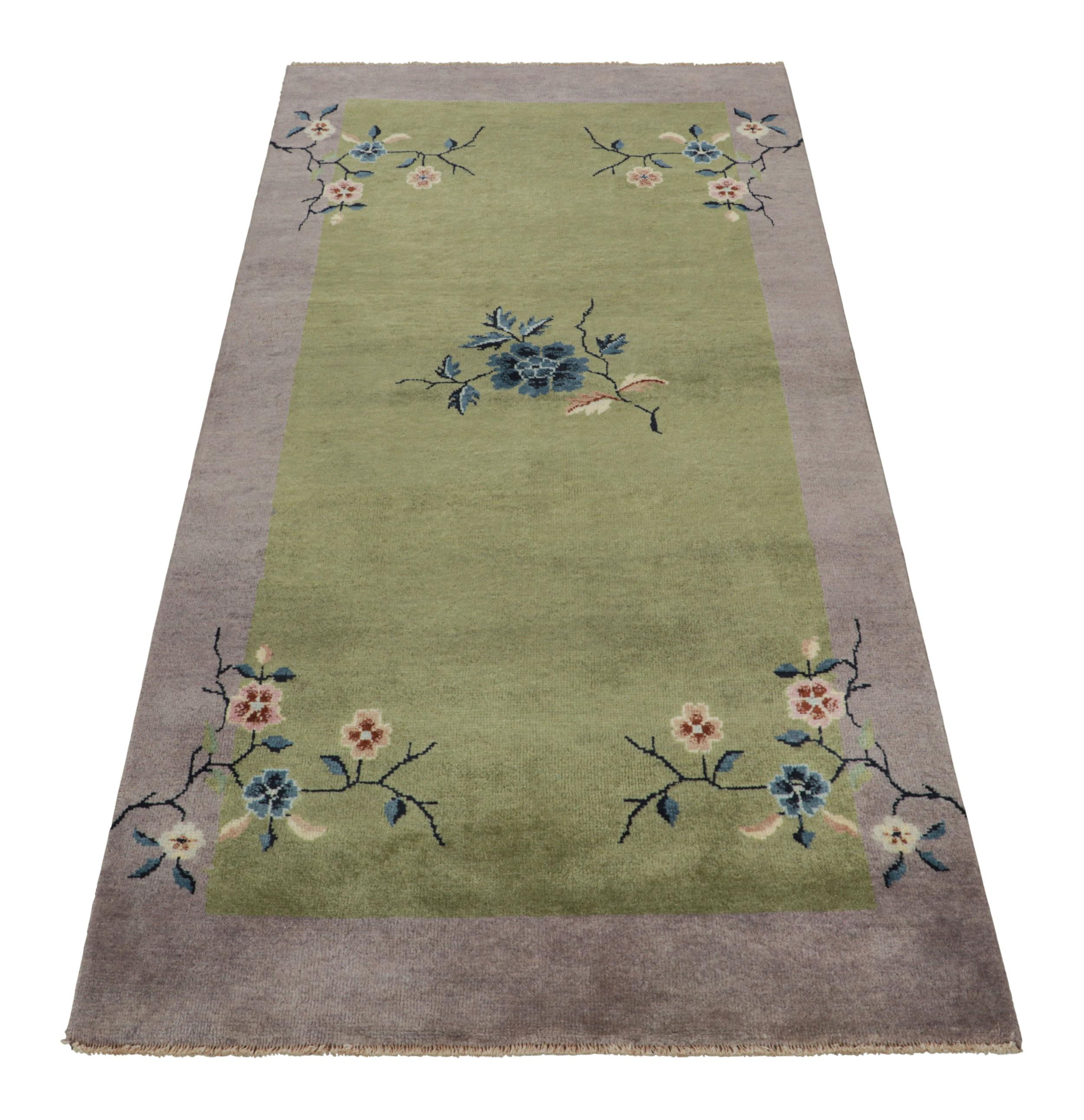Noué à la main Rug & Kilim's Chinese Art Deco Style Runner Rug in Green with Floral Patterns (en anglais seulement) en vente