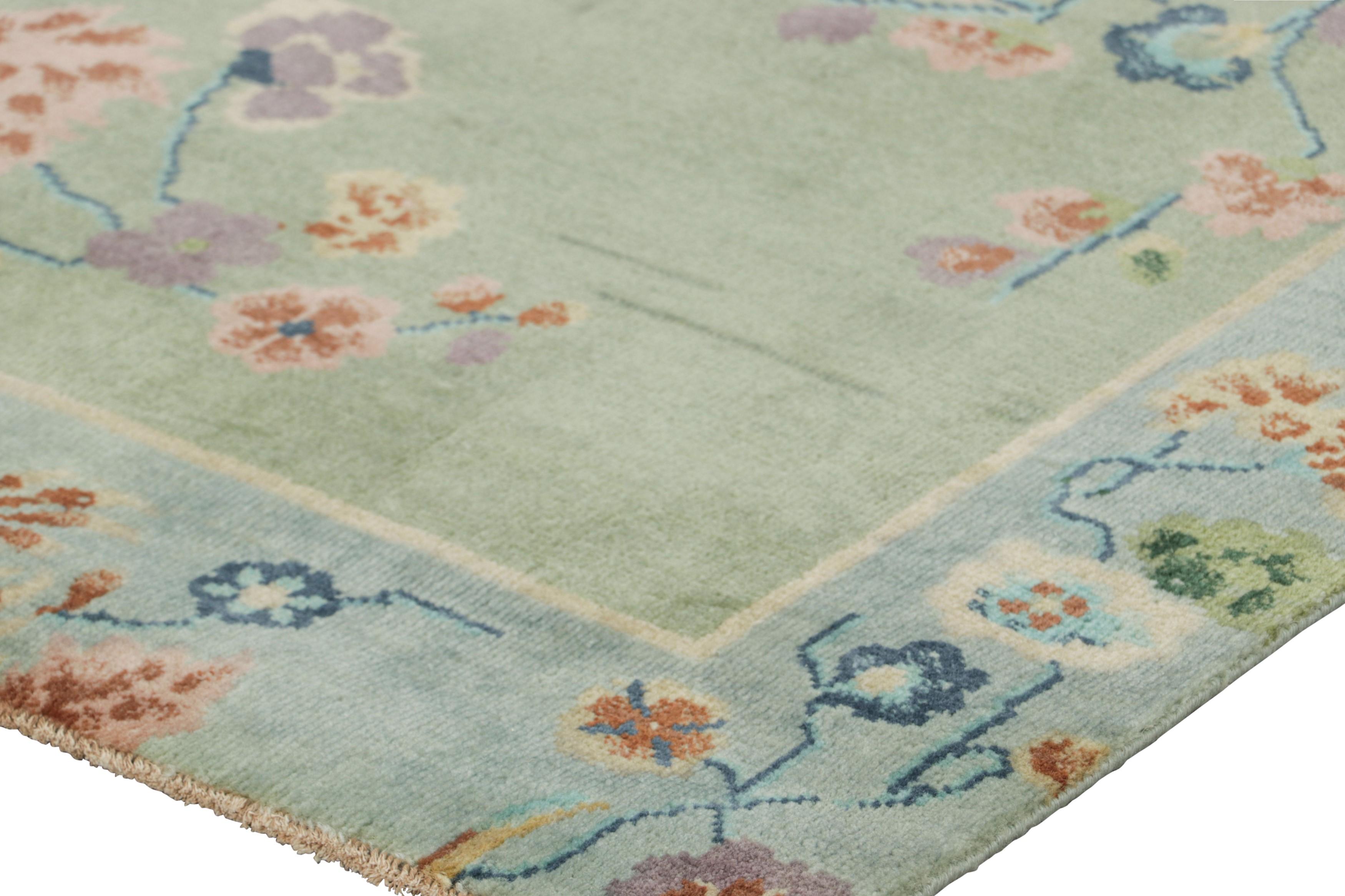 Rug & Kilim, tappeto runner cinese in stile Art Deco di colore verde con motivi floreali In condizioni Nuovo in vendita a Long Island City, NY