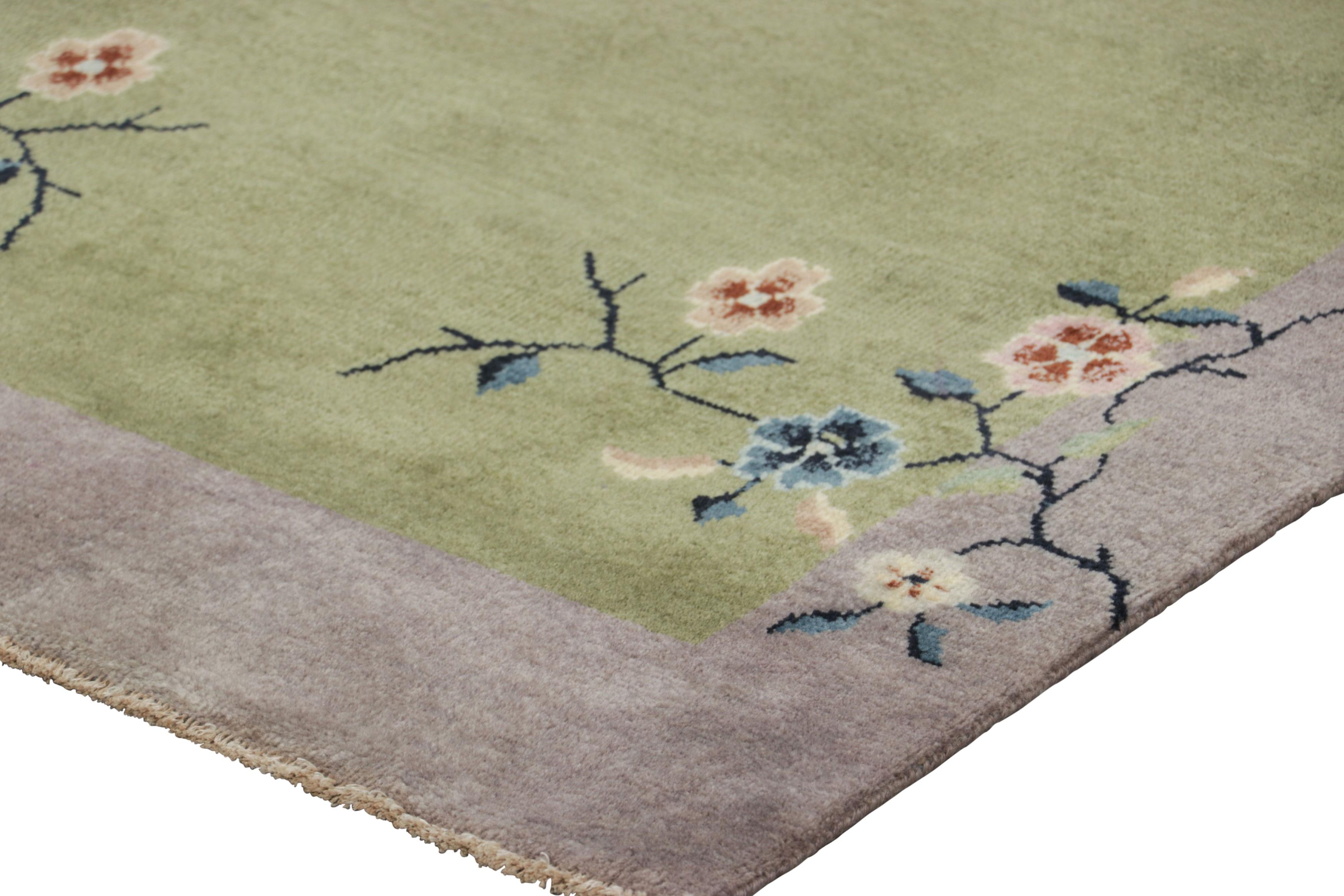 Rug & Kilim, tappeto runner cinese in stile Art Deco di colore verde con motivi floreali In condizioni Nuovo in vendita a Long Island City, NY