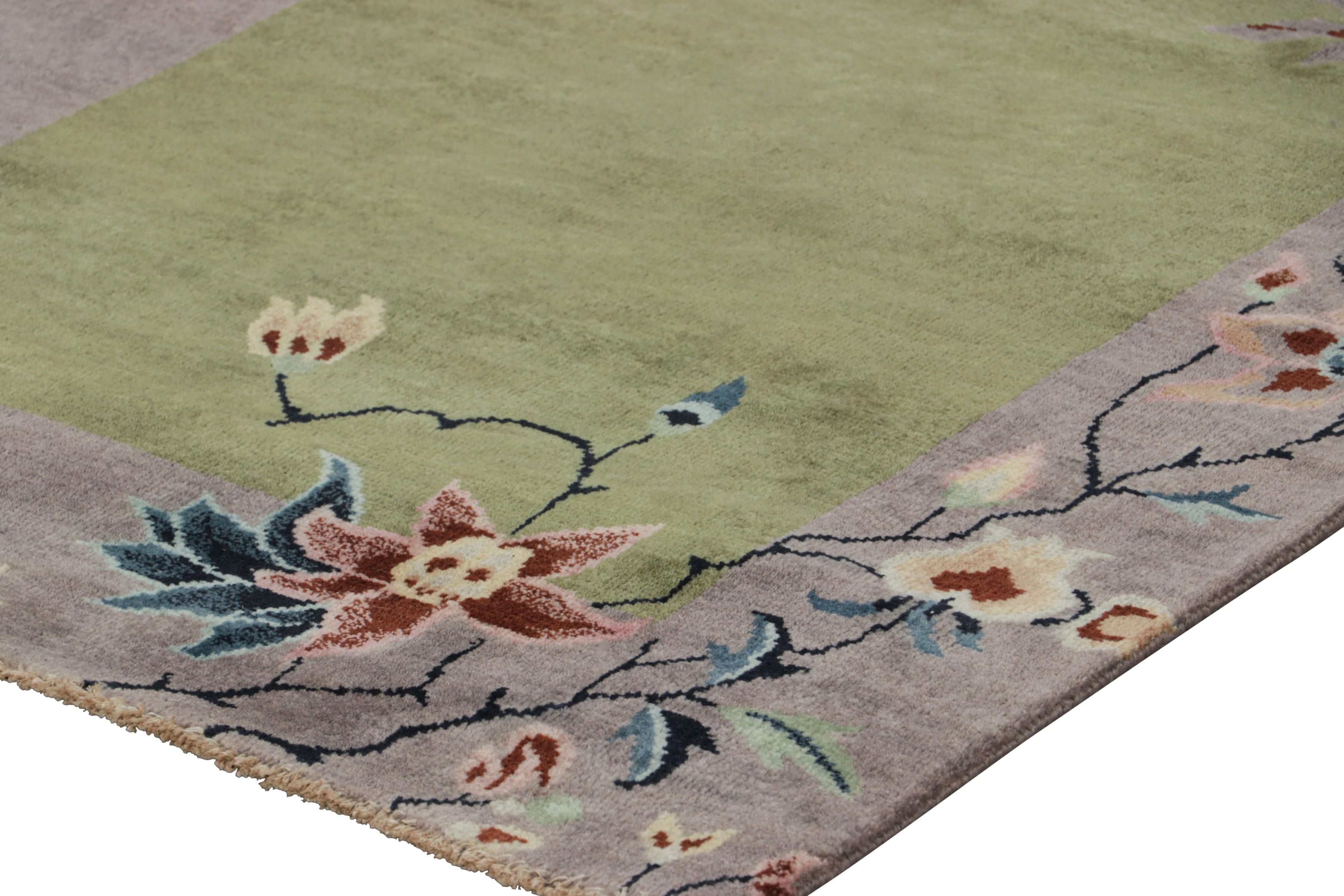 Rug & Kilim, tappeto runner cinese in stile Art Deco di colore verde con motivi floreali In condizioni Nuovo in vendita a Long Island City, NY