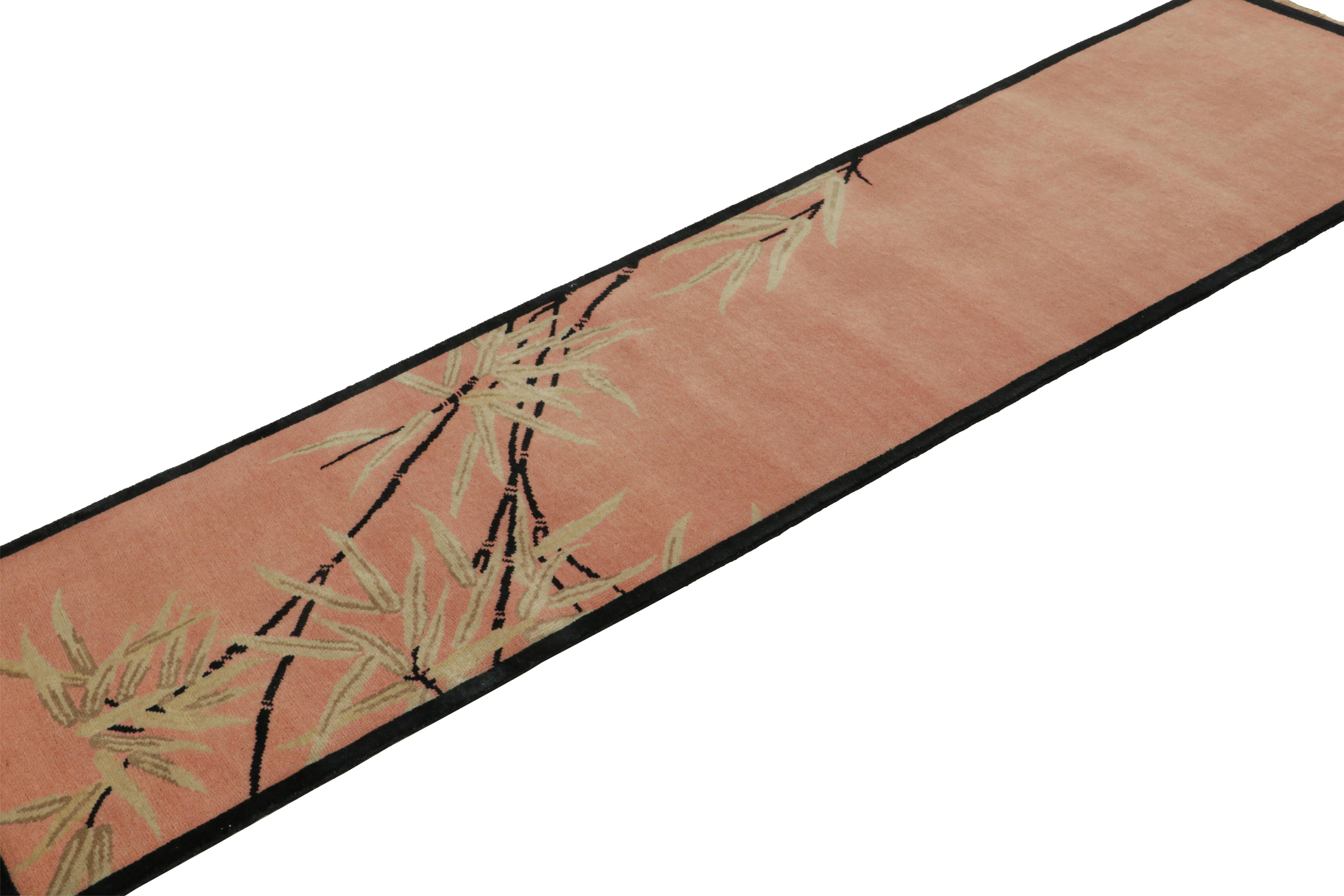 Annodato a mano in lana, questo tappeto 2x8 di Rug & Kilim è una nuova aggiunta alla linea di tappeti cinesi Art Deco, con un campo rosa pesca e un bordo nero che sottolineano i motivi floreali beige-marroni in stile Chinoiserie degli anni '20.