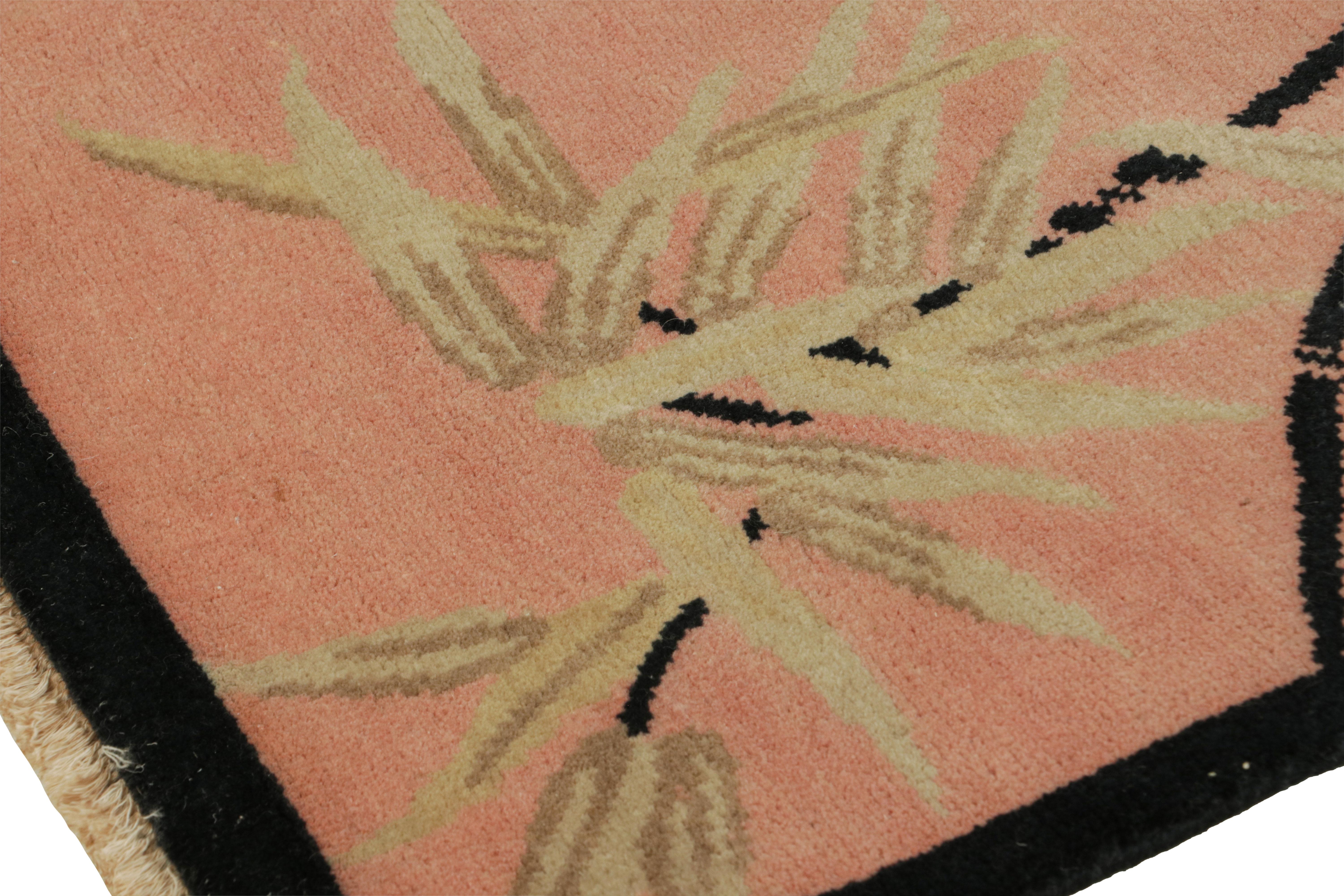 Indiano Rug & Kilim, tappeto runner in stile Art Deco cinese in rosa con motivo floreale in vendita