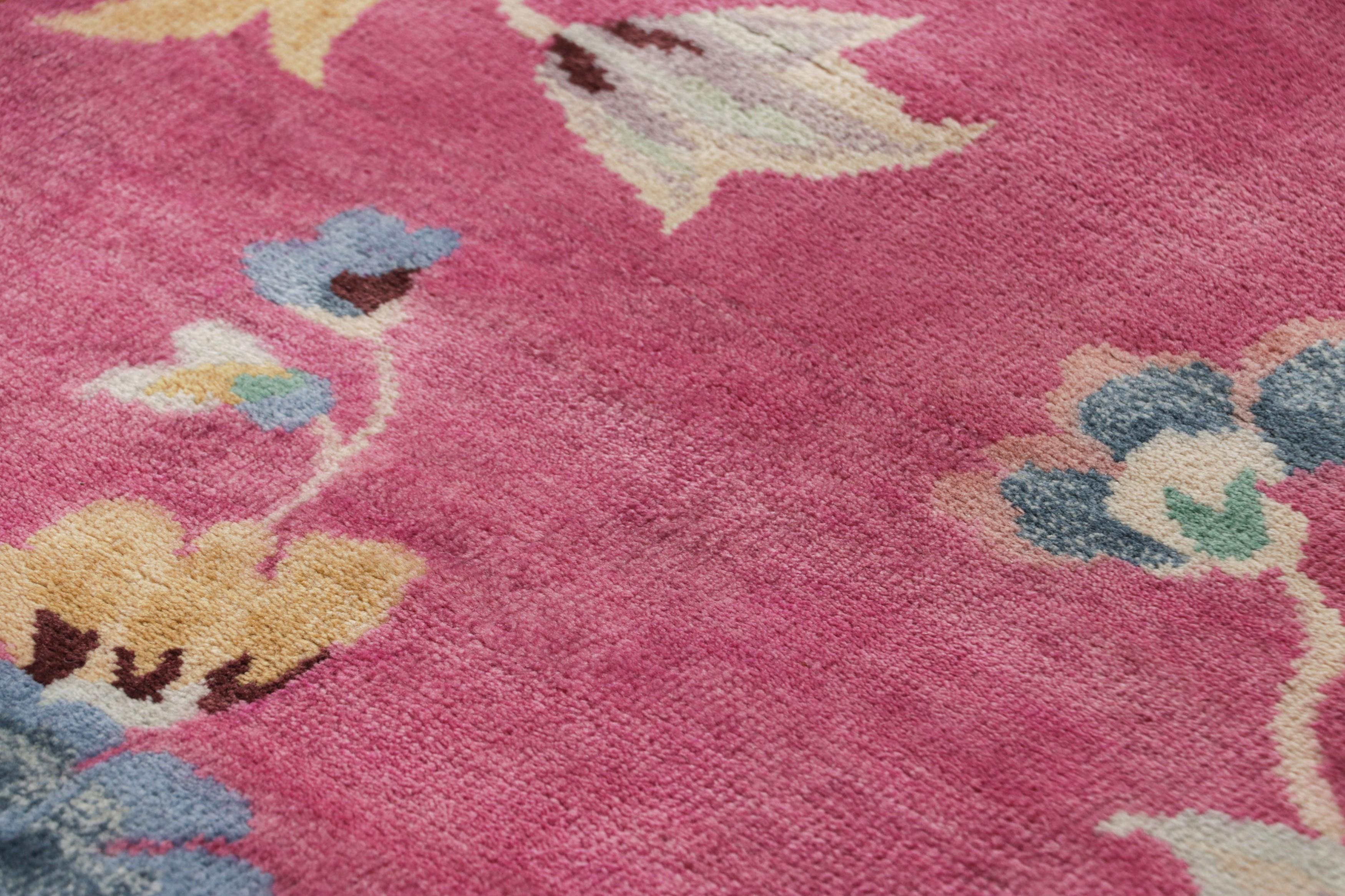 Realizzato in lana annodata a mano, questo tappeto runner contemporaneo 2x6 rappresenta la collezione di tappeti Art Deco cinesi di Rug & Kilim, ispirata ai pezzi d'epoca in stile Chinoiserie degli anni '20 dalla sensibilità più elegante. 

Sul