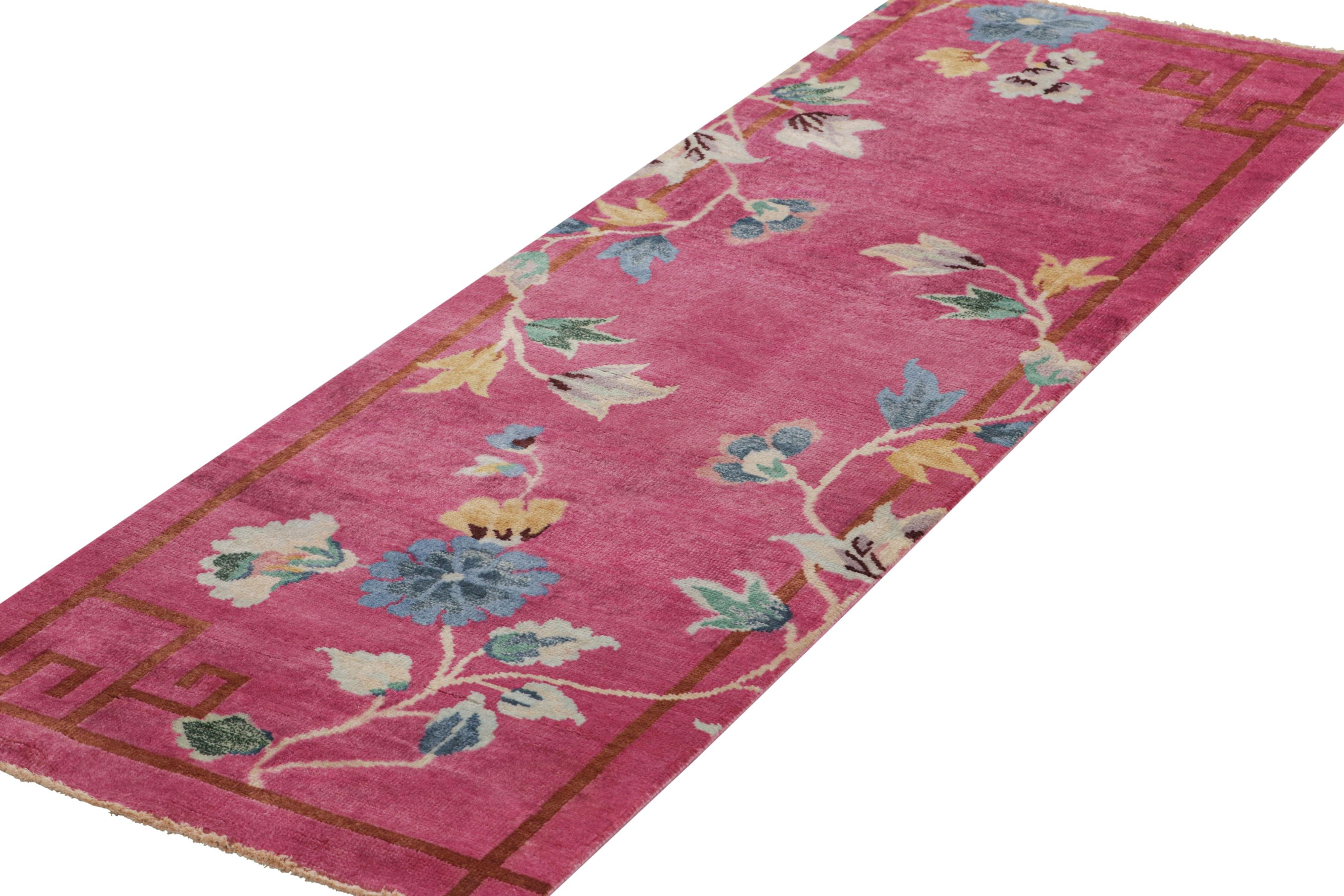 Indiano Rug & Kilim è un tappeto da corsa in stile Art Deco cinese in rosa con motivi floreali in vendita