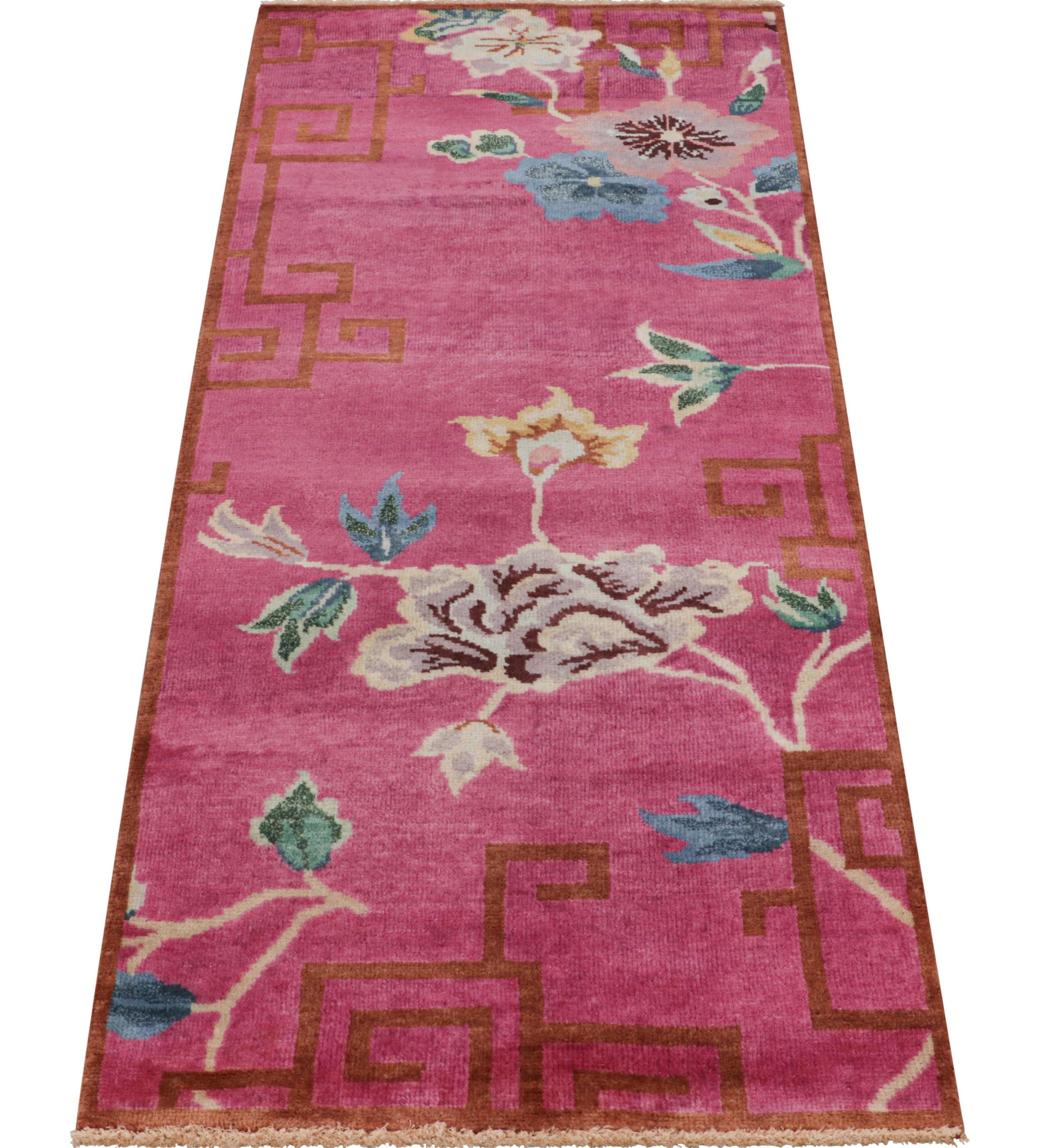 Annodato a mano Rug & Kilim è un tappeto da corsa in stile Art Deco cinese in rosa con motivi floreali in vendita
