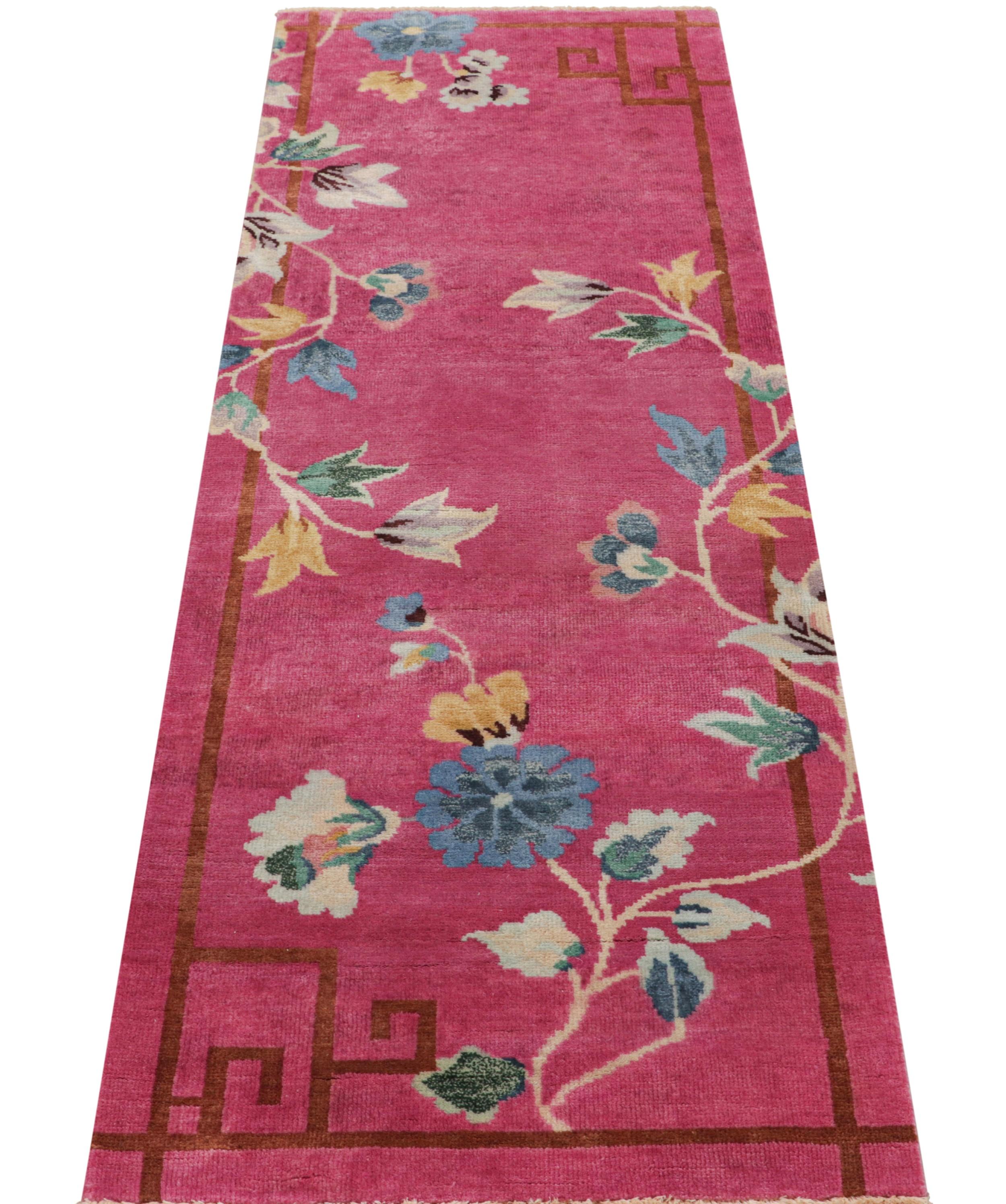 Annodato a mano Rug & Kilim è un tappeto da corsa in stile Art Deco cinese in rosa con motivi floreali in vendita