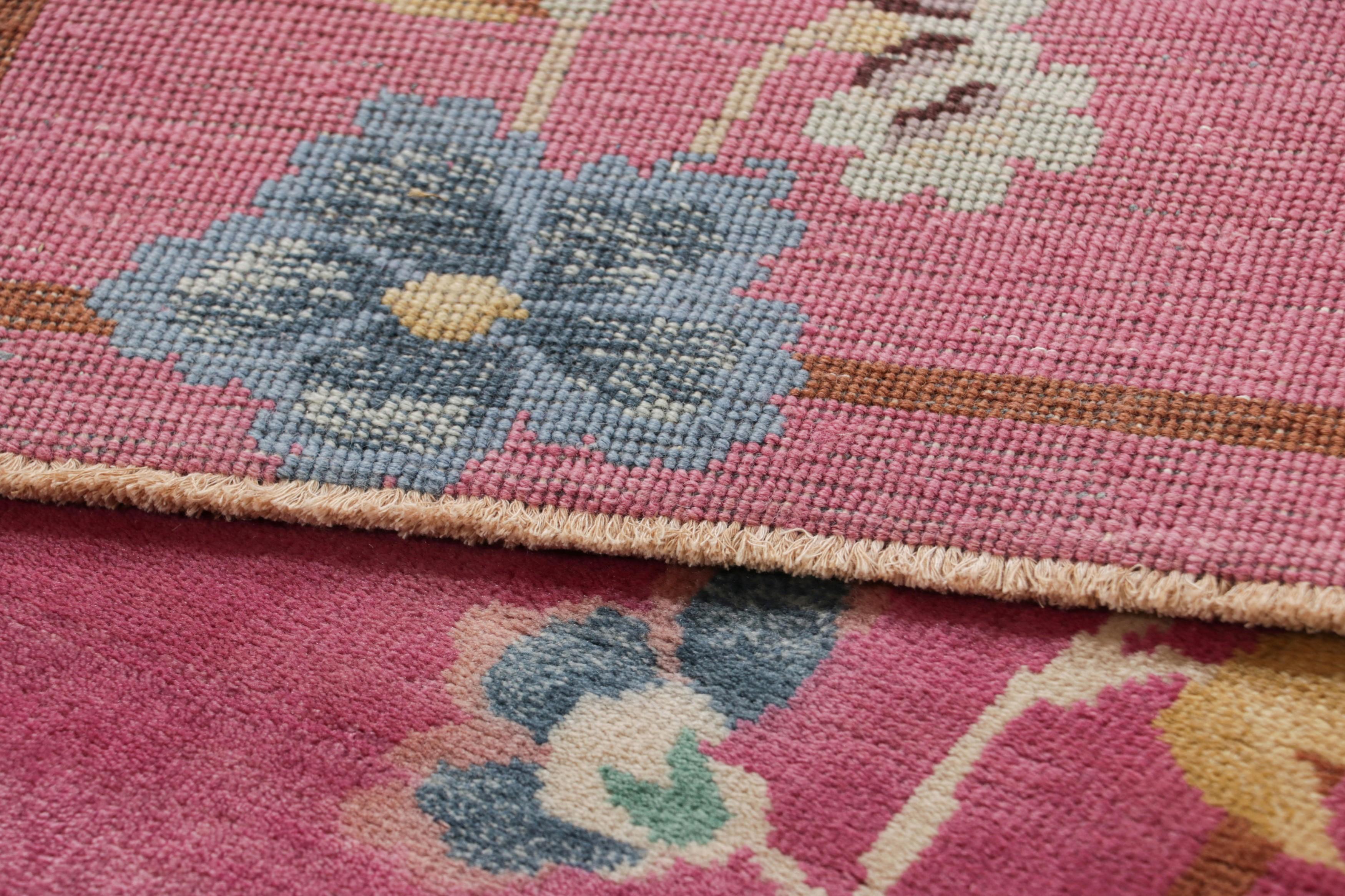XXI secolo e contemporaneo Rug & Kilim è un tappeto da corsa in stile Art Deco cinese in rosa con motivi floreali in vendita