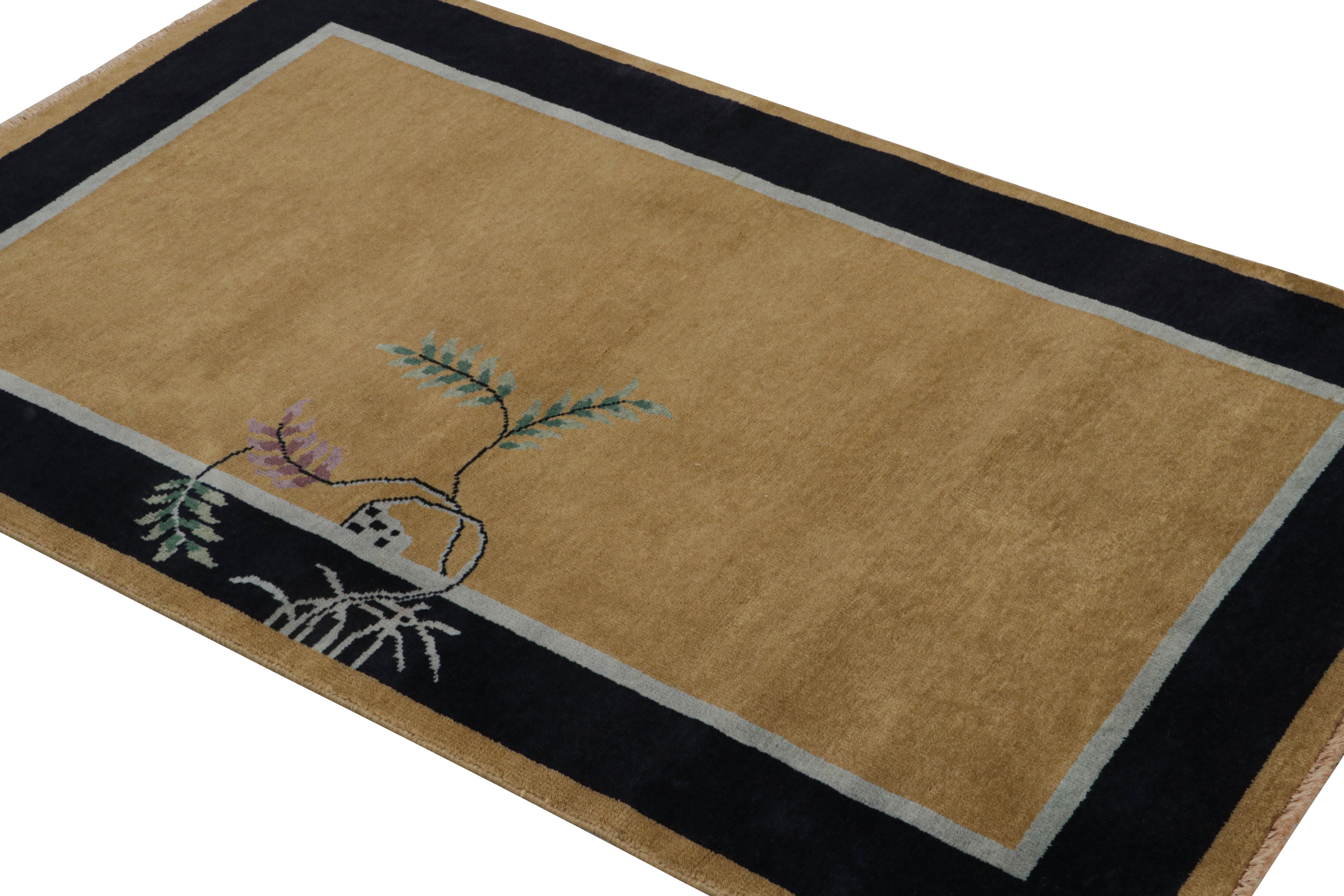 Annodato a mano in lana, questo tappeto 3x5 di Rug & Kilim è una nuova aggiunta alla linea di tappeti cinesi Art Deco.

Sul design: 

Il pezzo presenta un campo aperto dorato e un bordo blu navy che sottolinea un approccio più minimalista allo stile