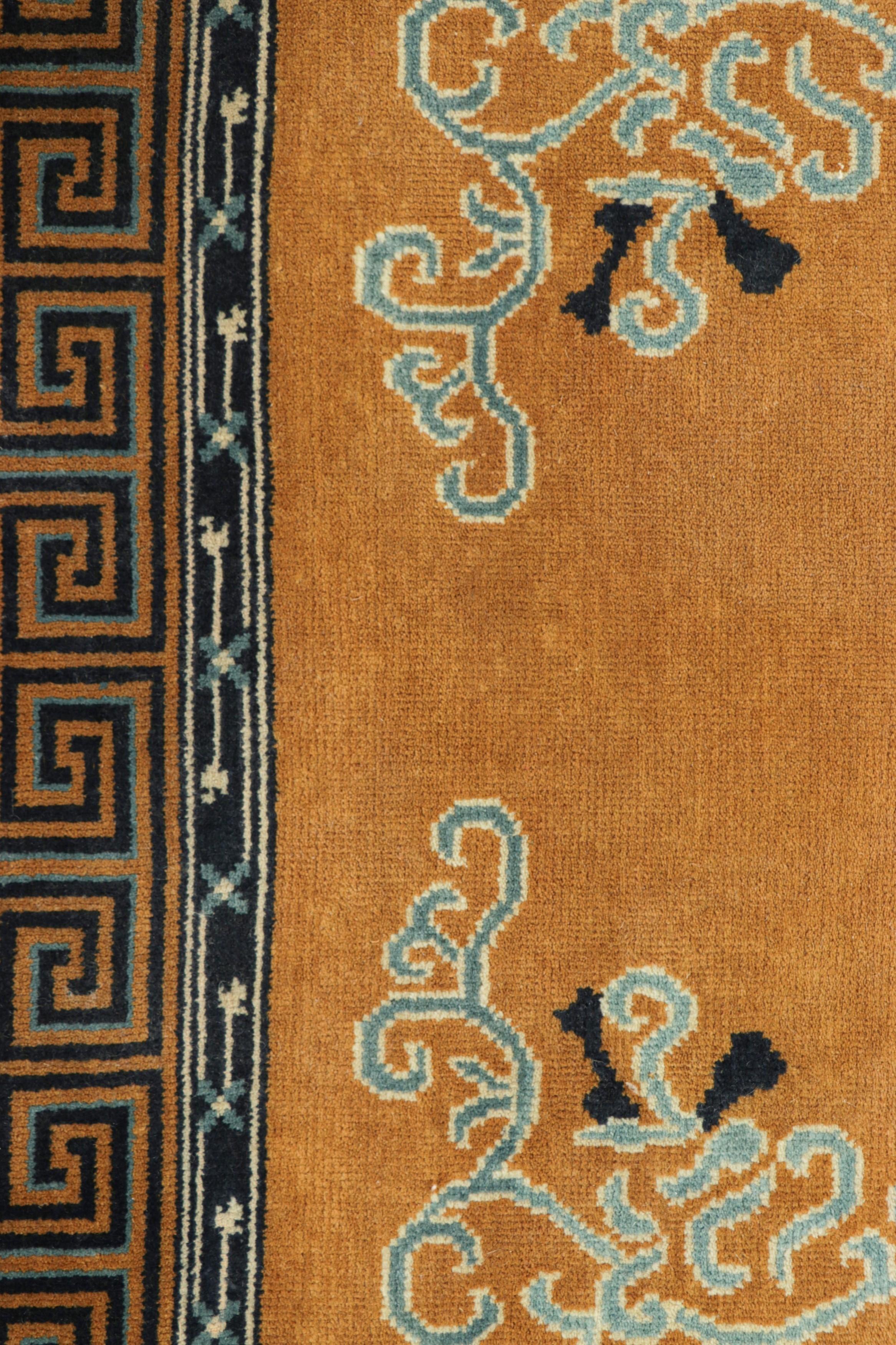 Art Déco Rug & Kilim - Tappeto quadrato in stile Art Deco cinese in oro ambrato con motivi floreali in vendita