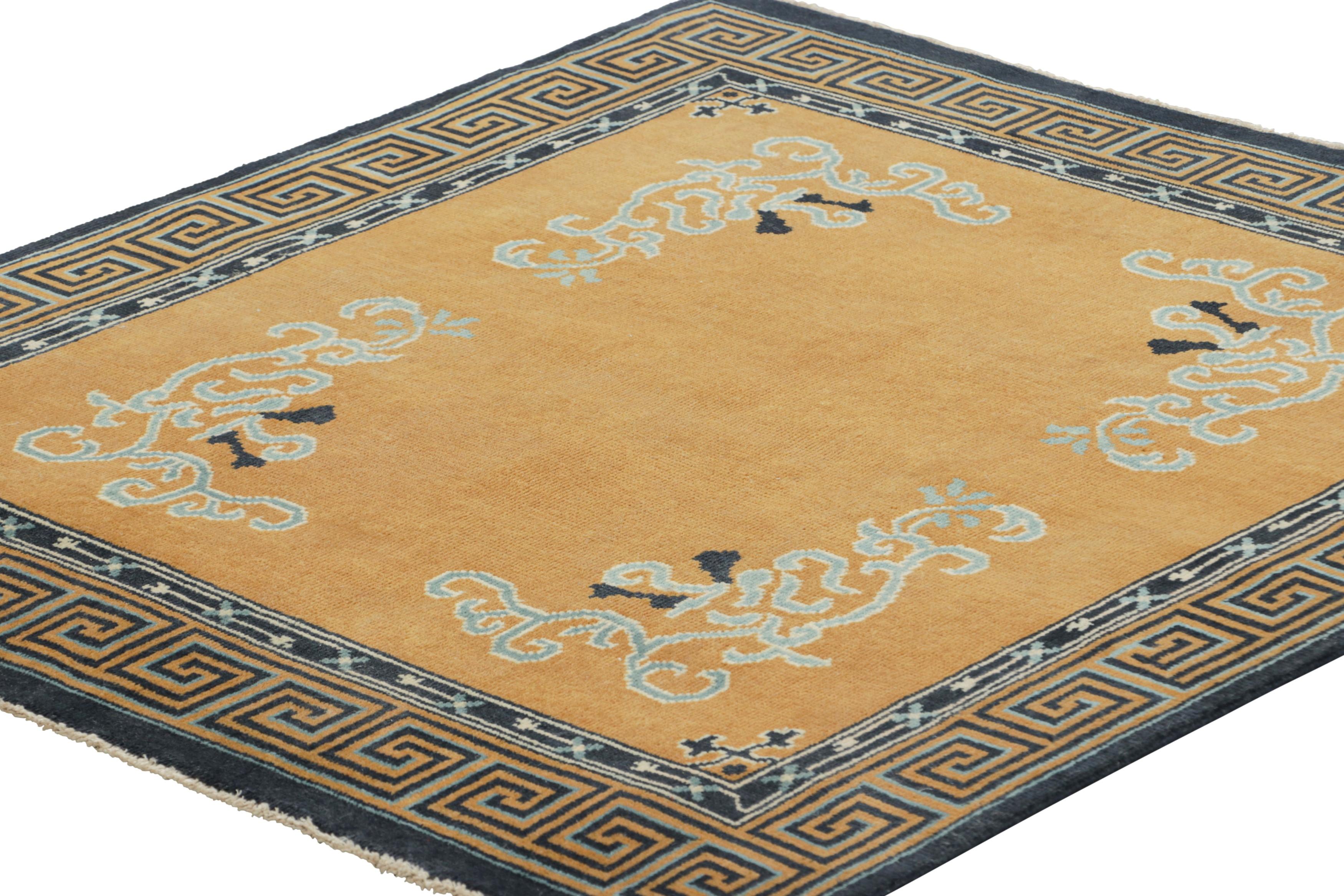 Indiano Rug & Kilim - Tappeto quadrato in stile Art Deco cinese in oro ambrato con motivi floreali in vendita