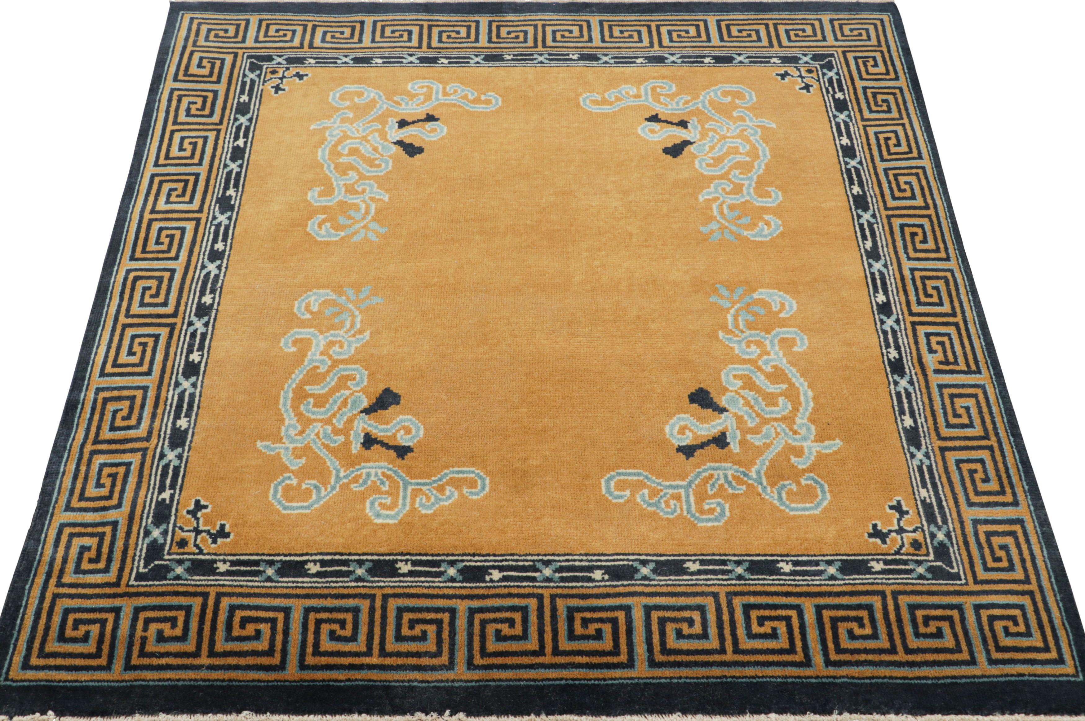 Annodato a mano Rug & Kilim - Tappeto quadrato in stile Art Deco cinese in oro ambrato con motivi floreali in vendita
