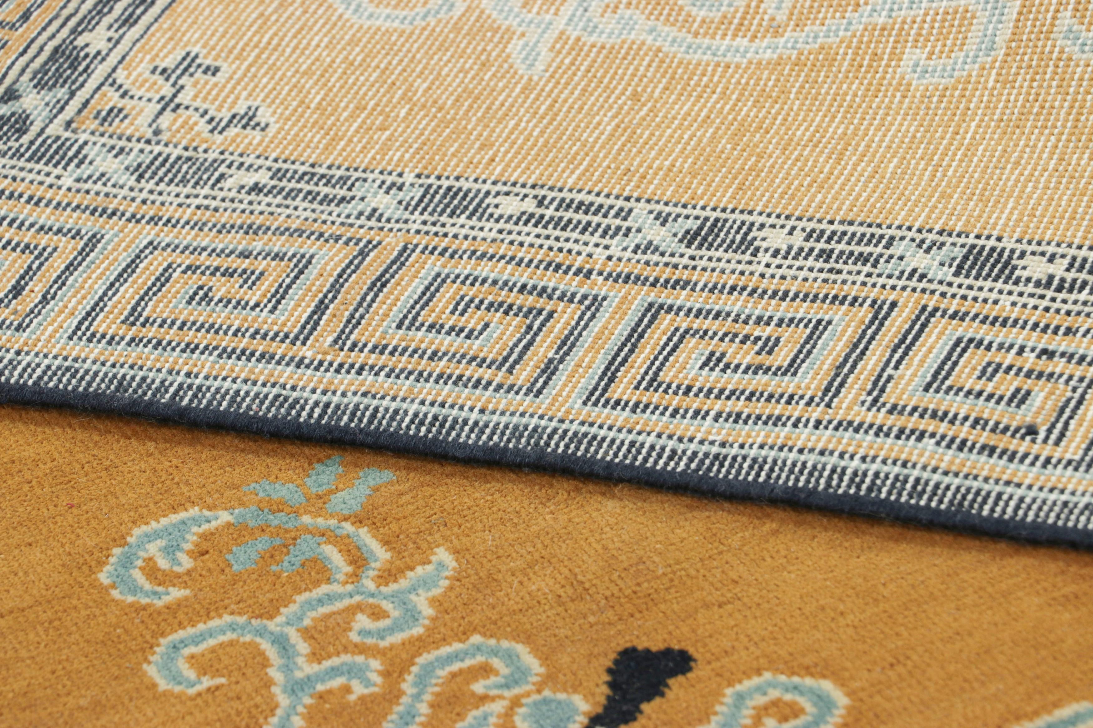 XXI secolo e contemporaneo Rug & Kilim - Tappeto quadrato in stile Art Deco cinese in oro ambrato con motivi floreali in vendita