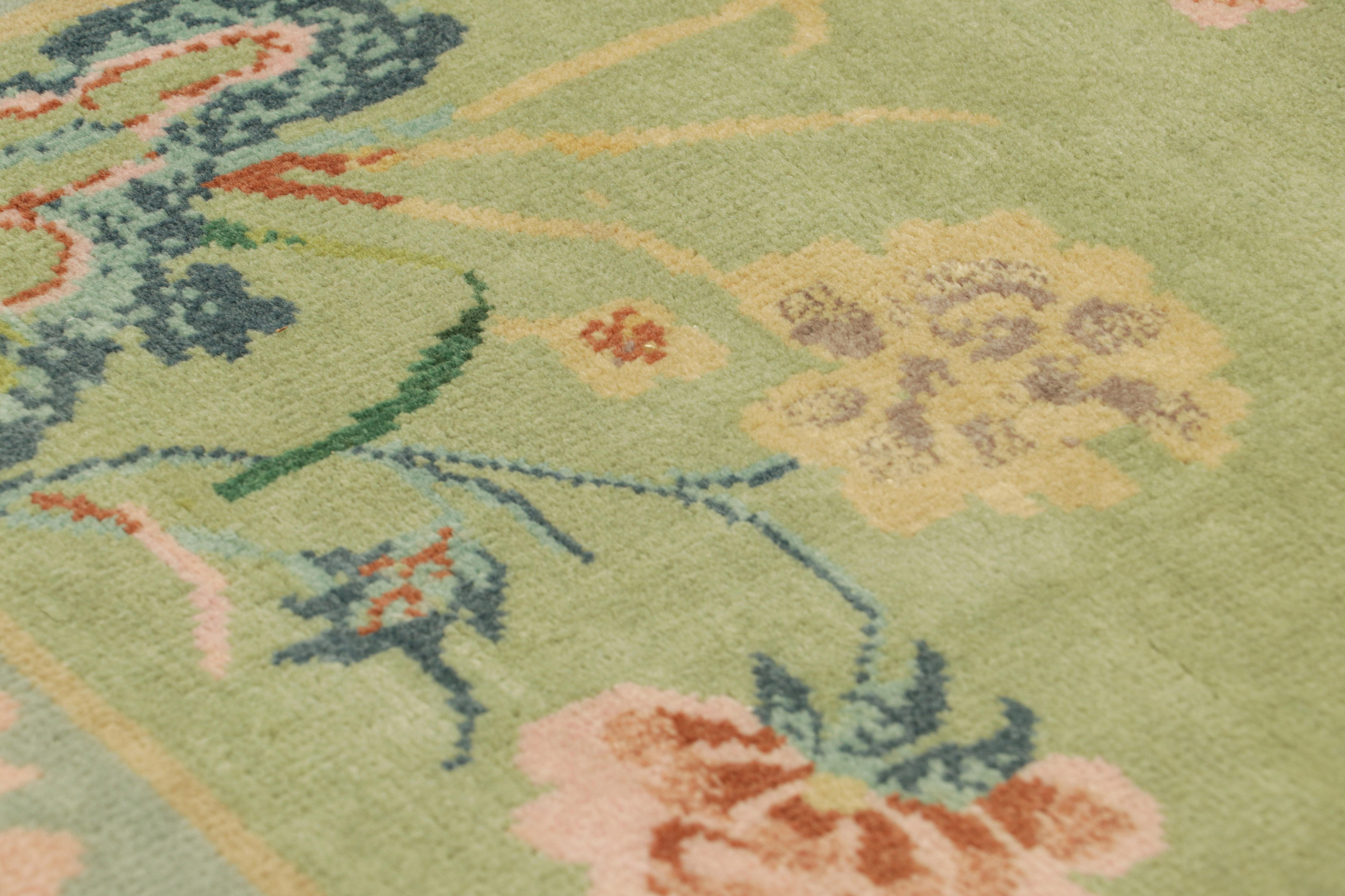 Annodato a mano in lana, questo tappeto 3x3 di Rug & Kilim è una nuova aggiunta alla linea di tappeti cinesi Art Deco. 

Sul design: 

Gli ammiratori dell'artigianato apprezzeranno la sottile raffinatezza della texture, dei dettagli e