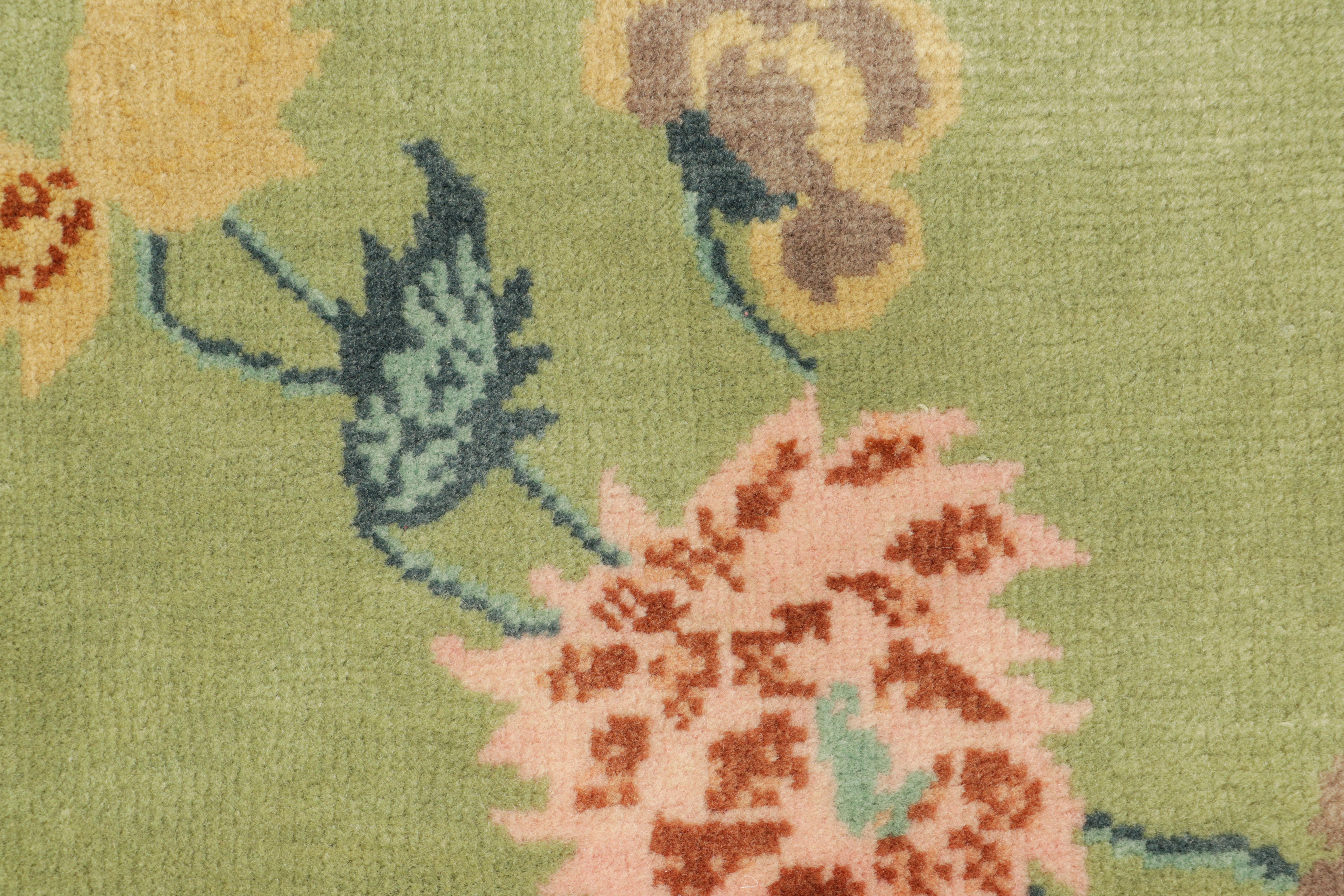Rug & Kilim's chinesischer quadratischer Teppich im Art Deco Stil in Blau und Grün mit Blumen (Art déco) im Angebot