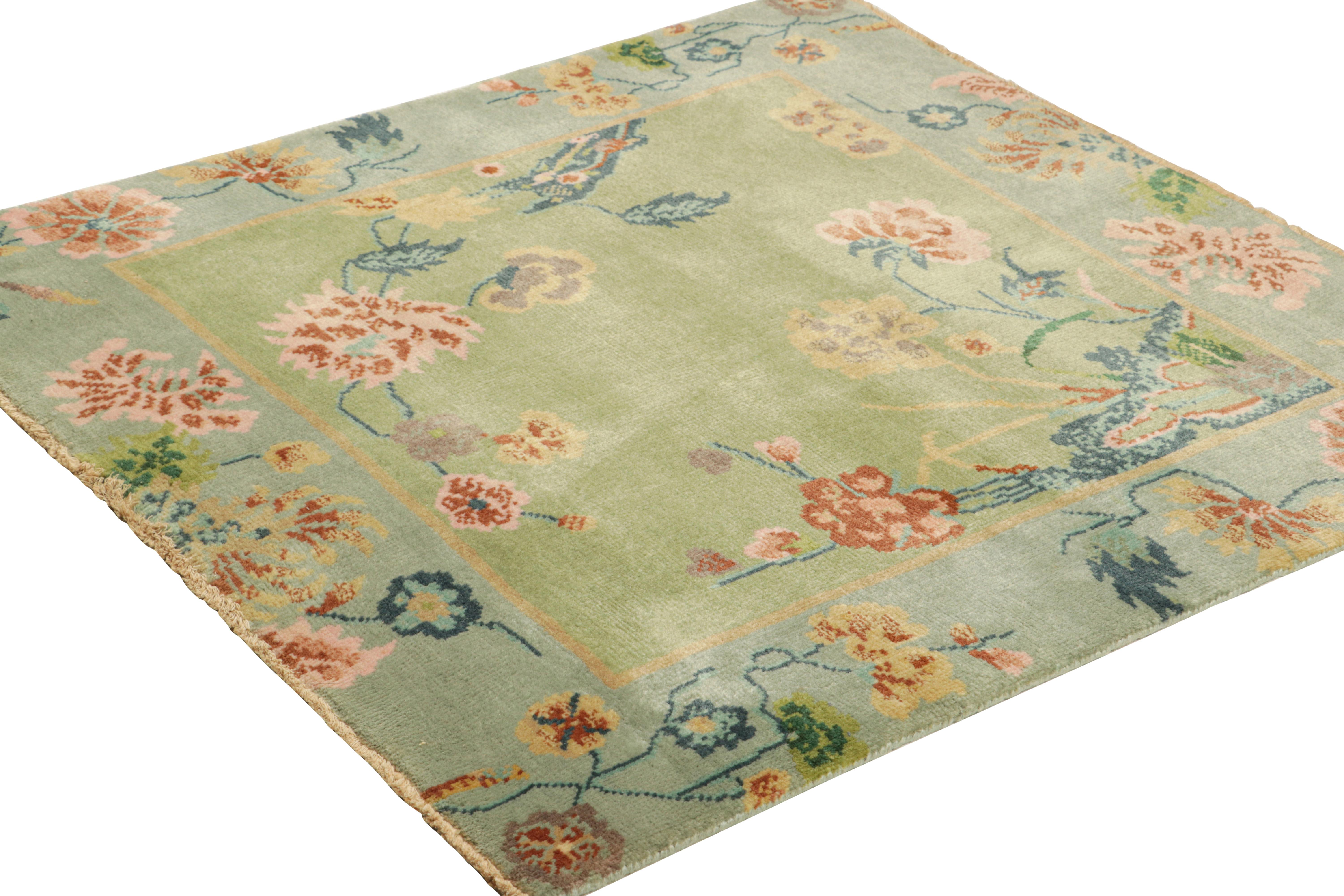 Rug & Kilim's chinesischer quadratischer Teppich im Art Deco Stil in Blau und Grün mit Blumen (Indisch) im Angebot
