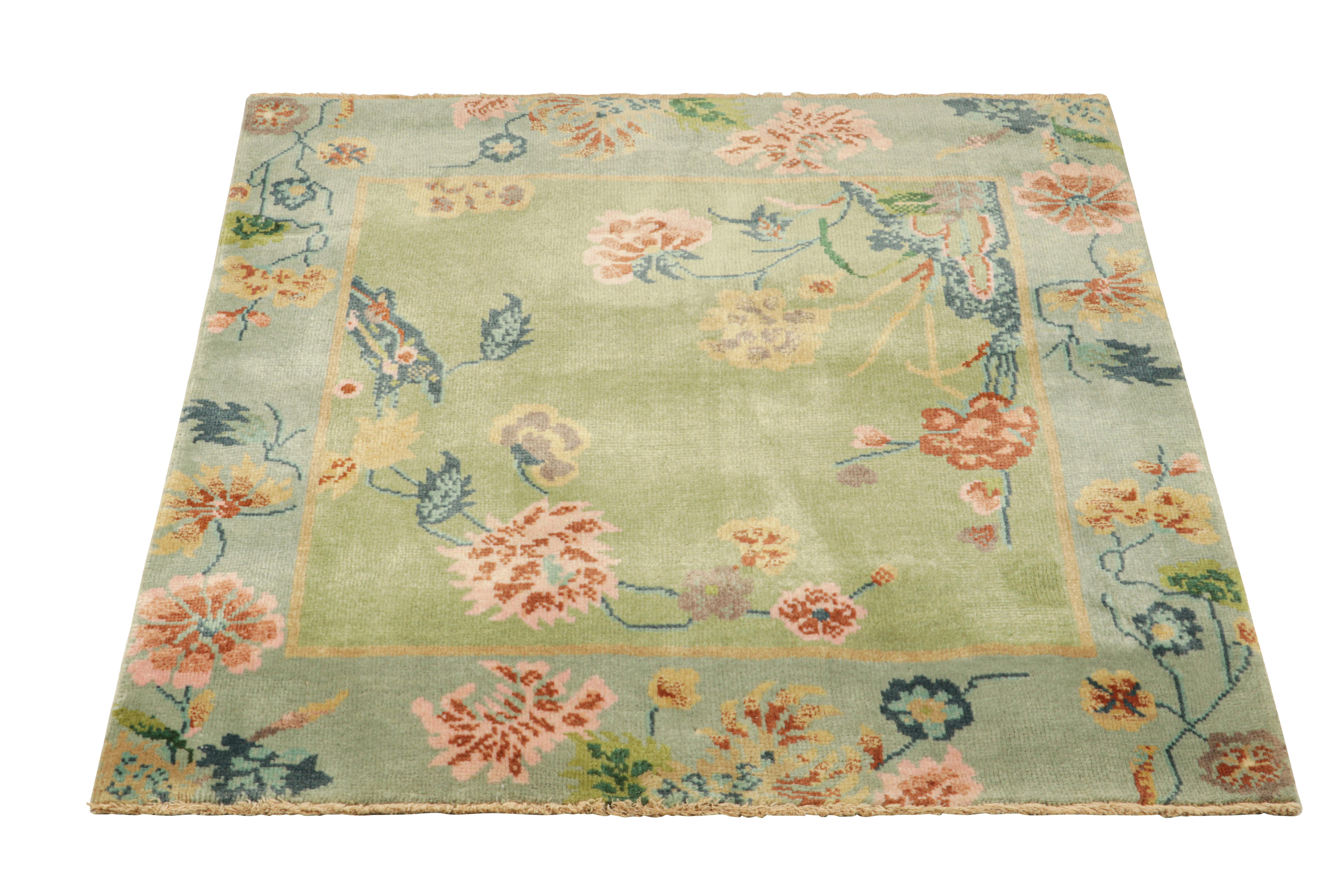 Rug & Kilim's chinesischer quadratischer Teppich im Art Deco Stil in Blau und Grün mit Blumen (Handgeknüpft) im Angebot