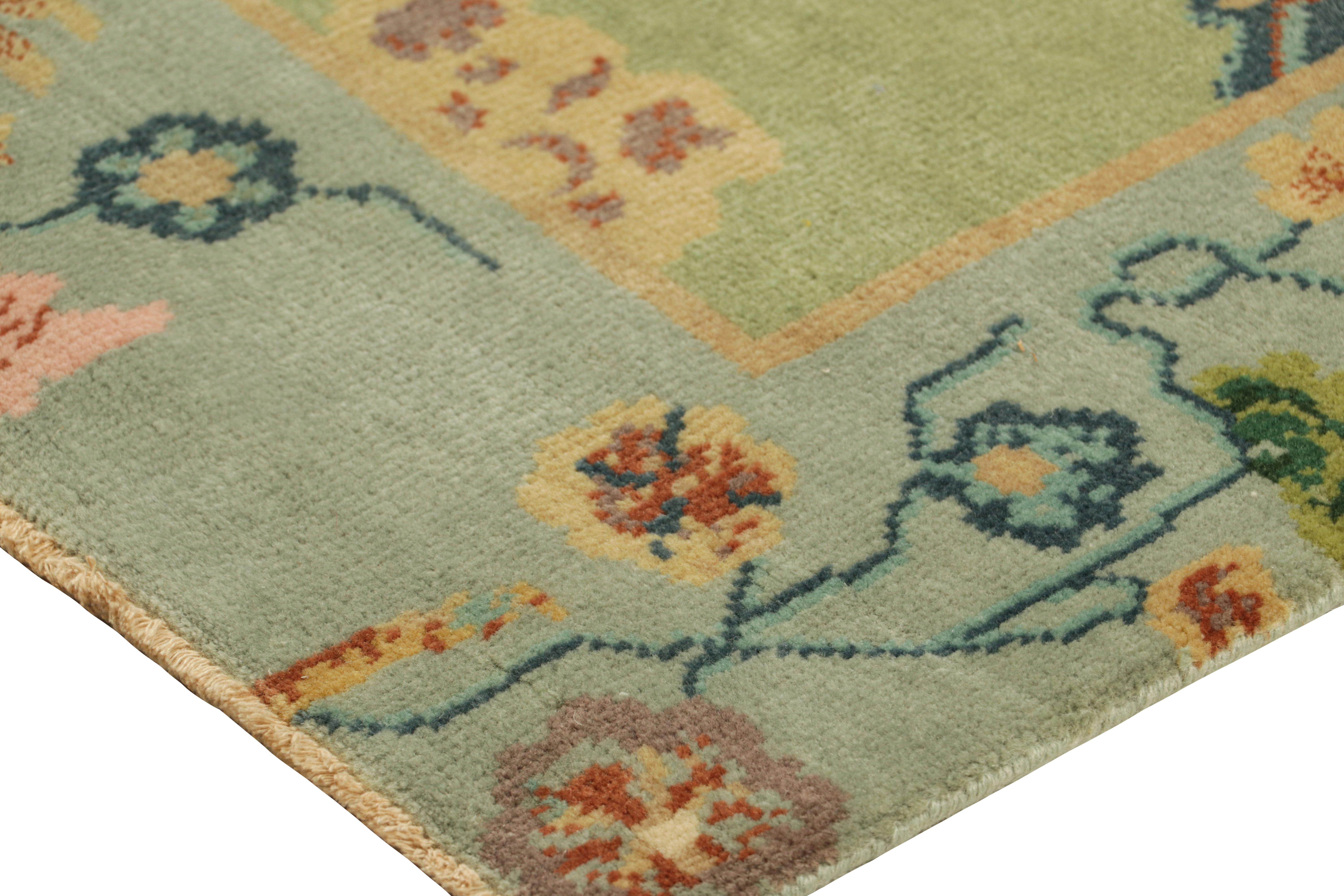 Rug & Kilim's chinesischer quadratischer Teppich im Art Deco Stil in Blau und Grün mit Blumen im Zustand „Neu“ im Angebot in Long Island City, NY