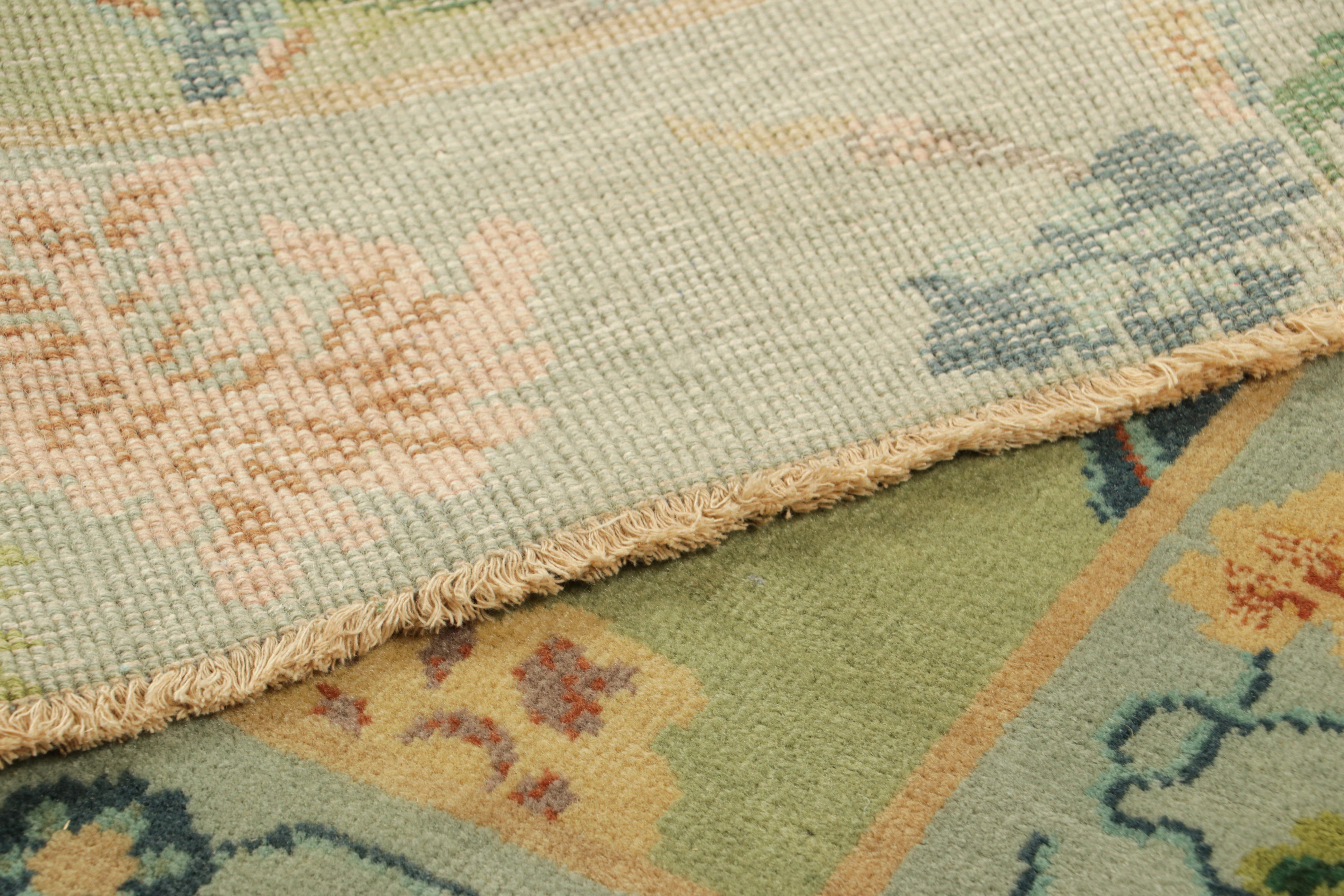 Rug & Kilim's chinesischer quadratischer Teppich im Art Deco Stil in Blau und Grün mit Blumen (21. Jahrhundert und zeitgenössisch) im Angebot