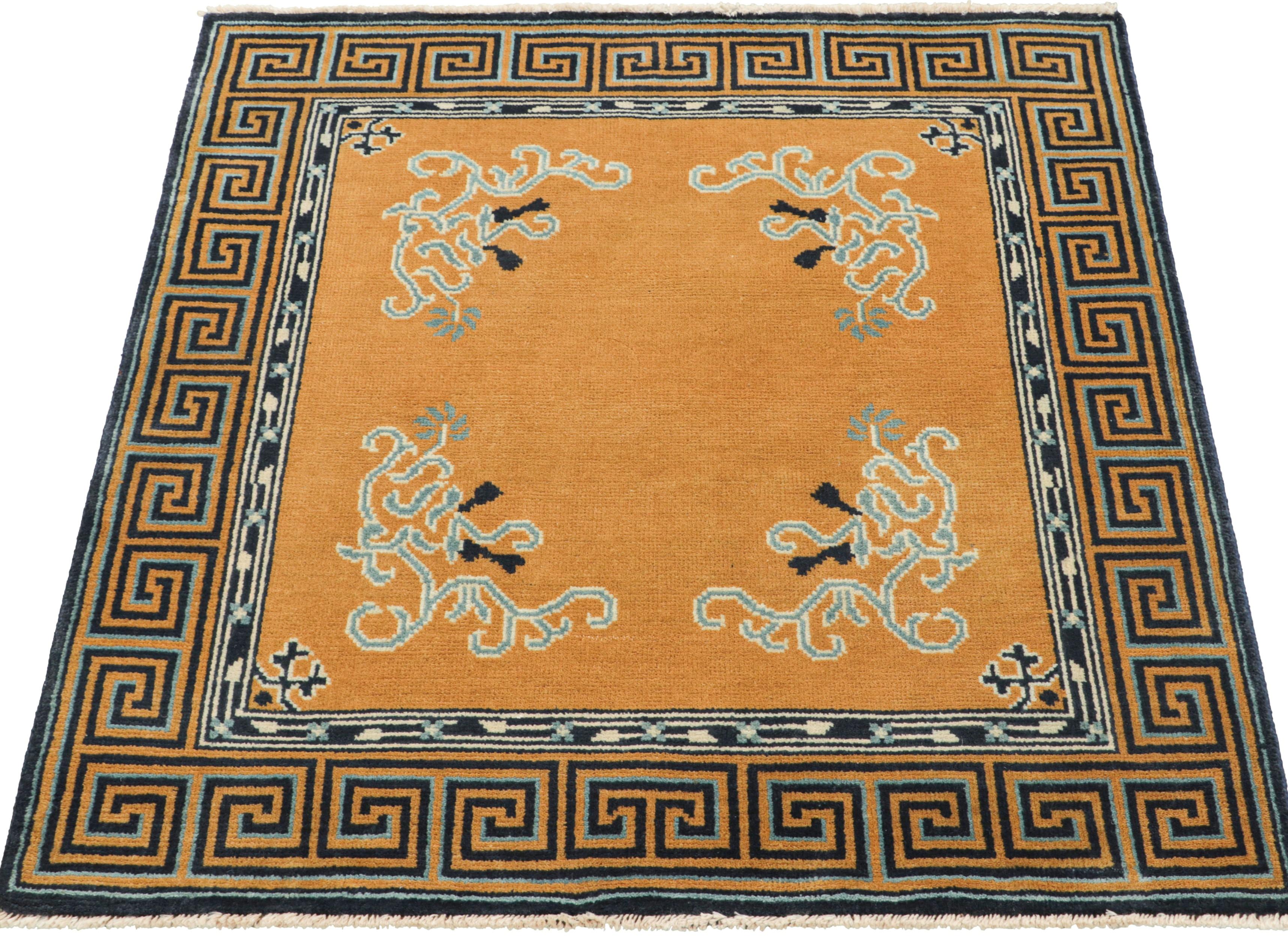 Annodato a mano Rug & Kilim - Tappeto quadrato in stile Art Deco cinese in oro con motivi floreali in vendita