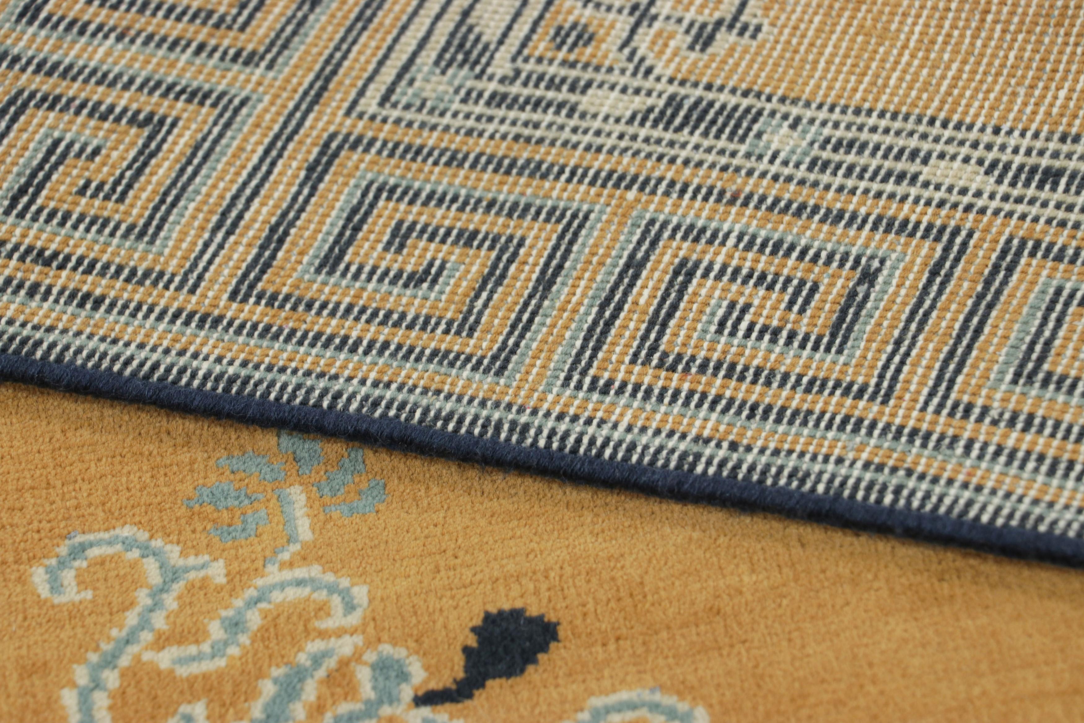 XXI secolo e contemporaneo Rug & Kilim - Tappeto quadrato in stile Art Deco cinese in oro con motivi floreali in vendita