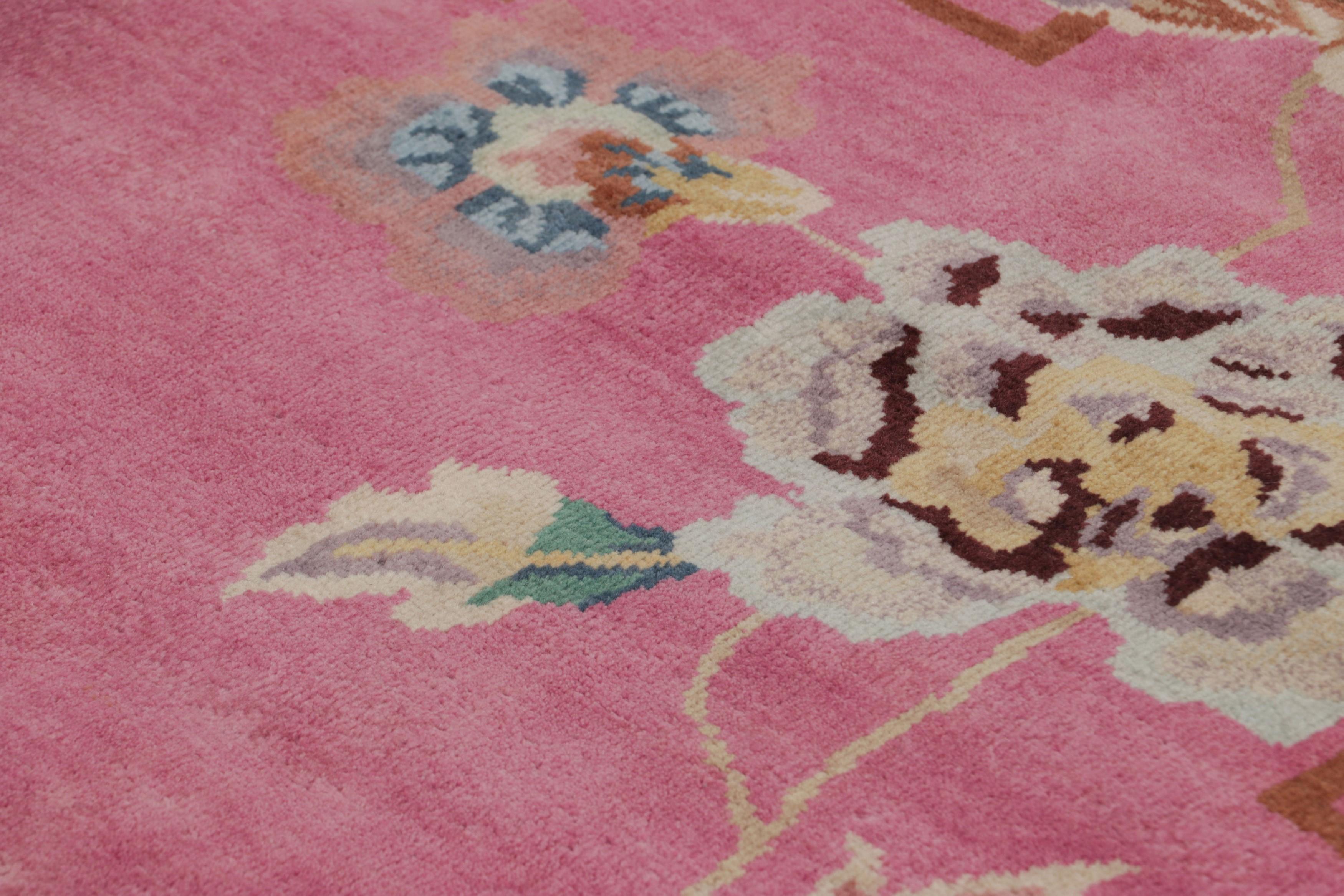 Fabriqué en laine nouée à la main, ce tapis carré contemporain 3x3 représente la collection de tapis Art déco chinois de Rug & Kilim, inspirée des pièces d'époque de style Chinoiserie des années 1920, d'une sensibilité des plus élégantes. 

Sur le