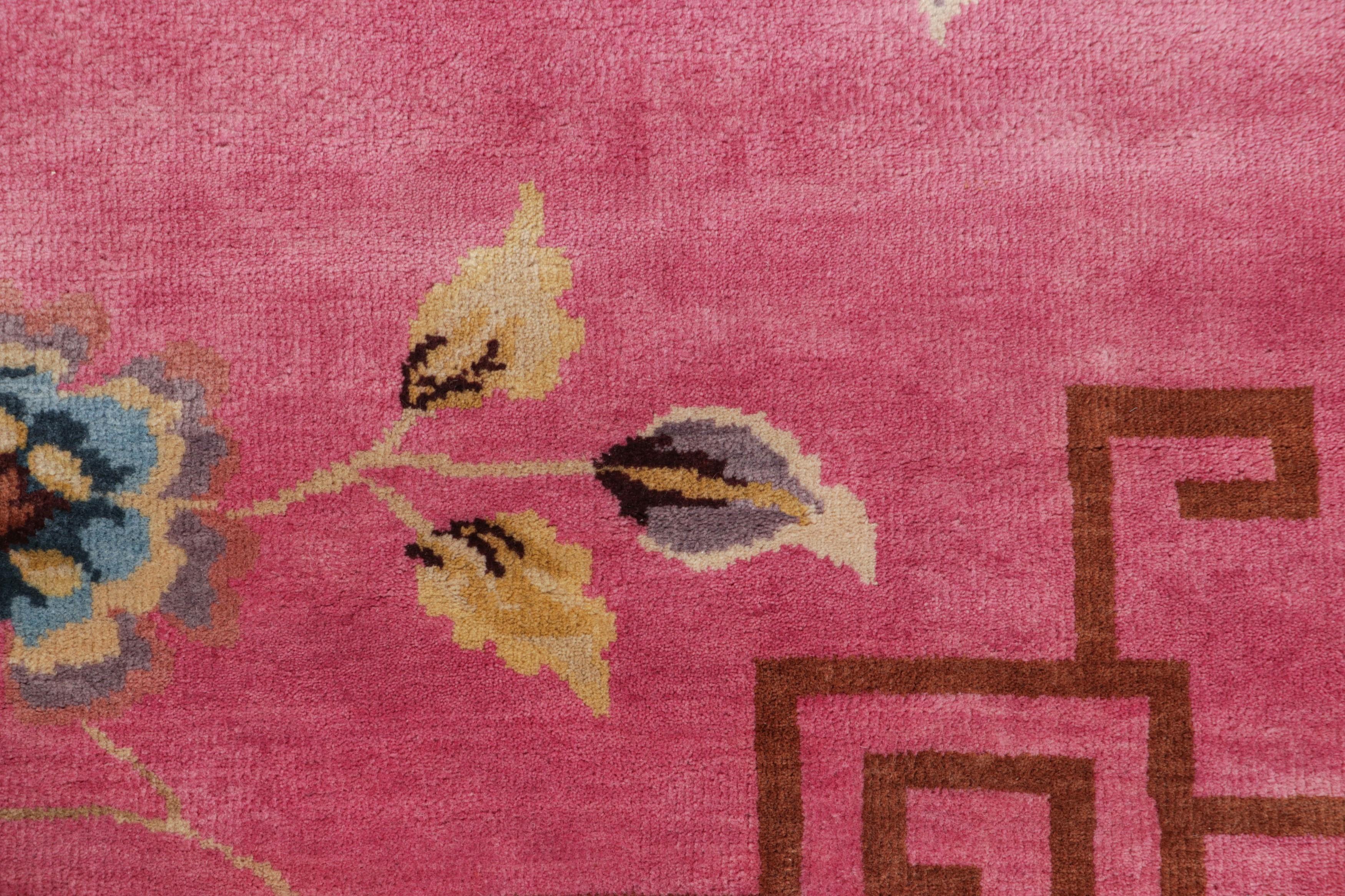 Art déco Rug & Kilim's Chinese Art Deco Style Square Rug in Pink with Floral Patterns (tapis carré de style art déco chinois avec motifs floraux) en vente