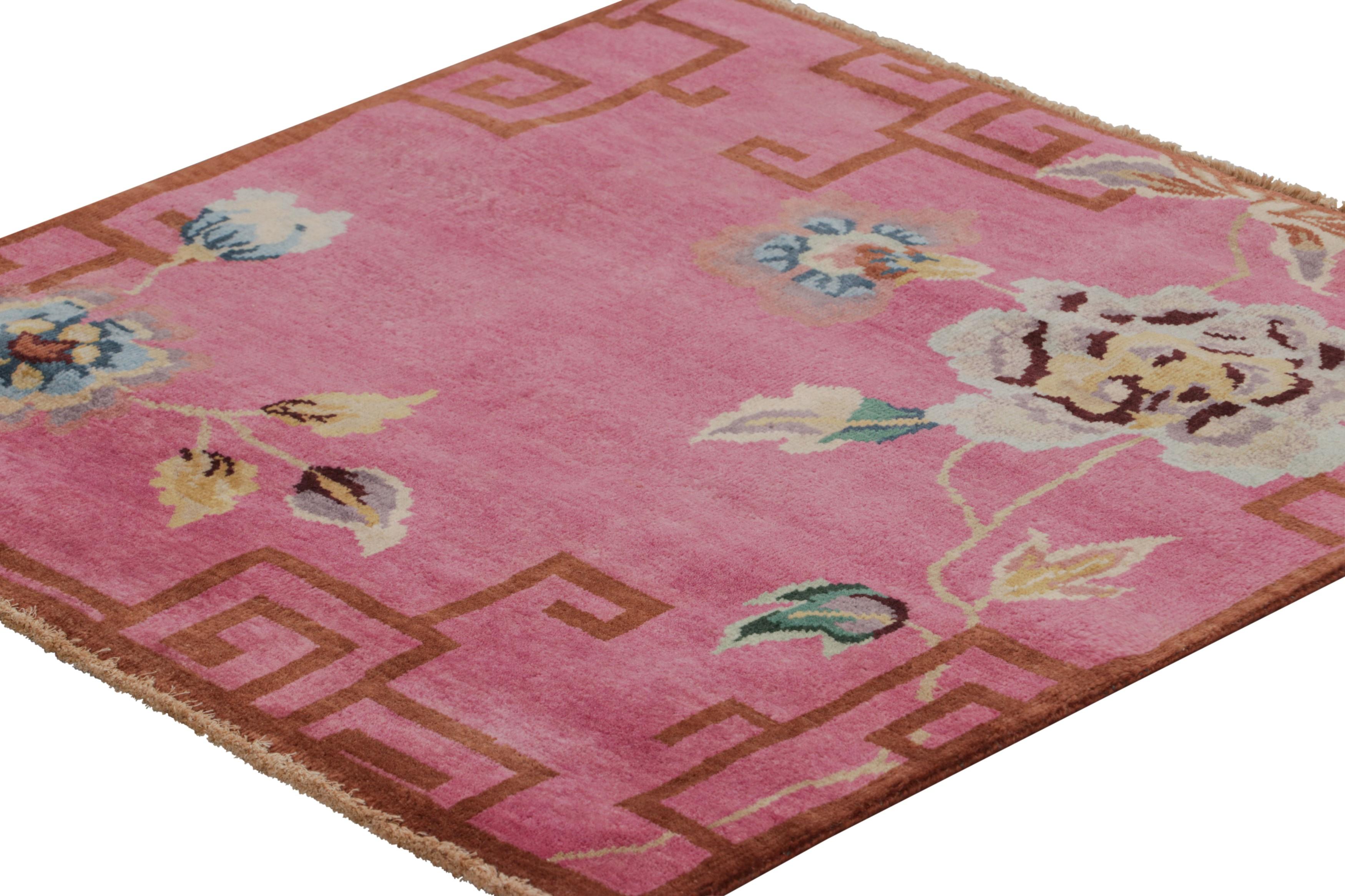 Indien Rug & Kilim's Chinese Art Deco Style Square Rug in Pink with Floral Patterns (tapis carré de style art déco chinois avec motifs floraux) en vente
