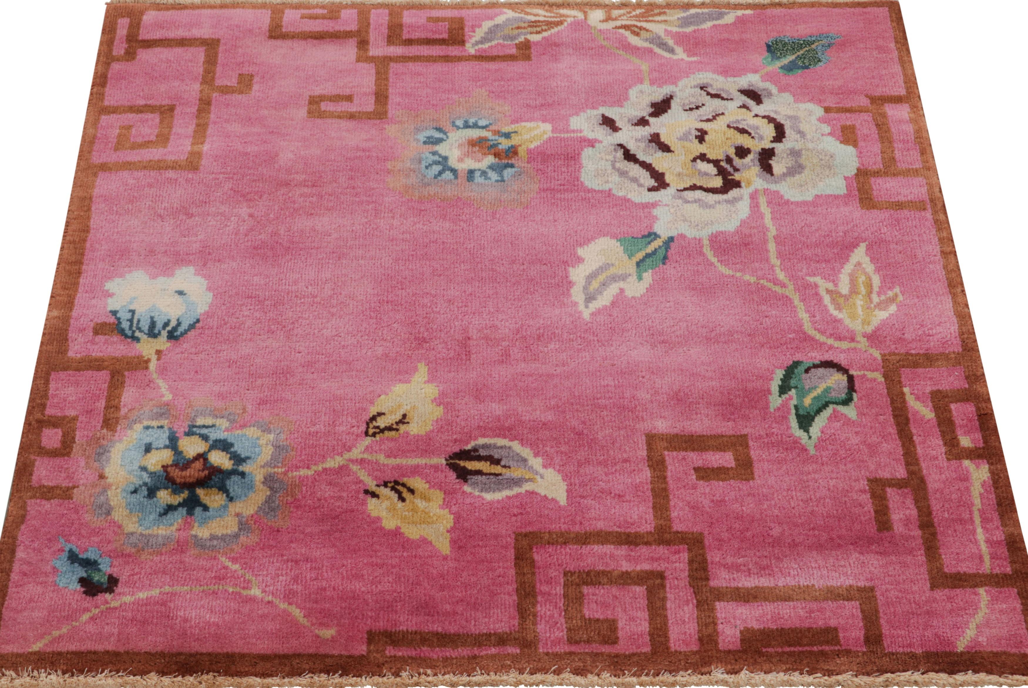 Noué à la main Rug & Kilim's Chinese Art Deco Style Square Rug in Pink with Floral Patterns (tapis carré de style art déco chinois avec motifs floraux) en vente