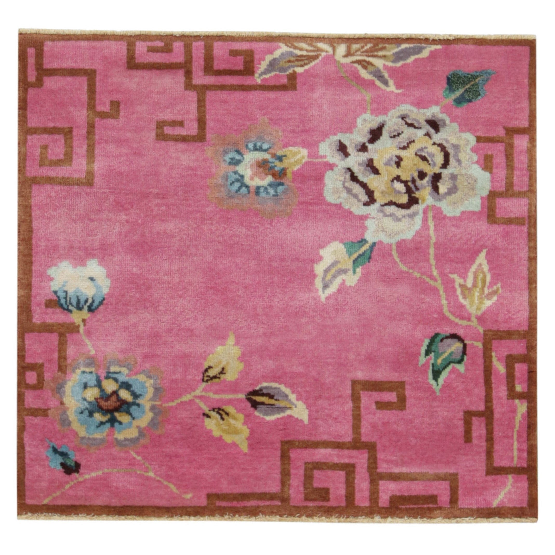 Rug & Kilim's Chinese Art Deco Style Square Rug in Pink with Floral Patterns (tapis carré de style art déco chinois avec motifs floraux) en vente
