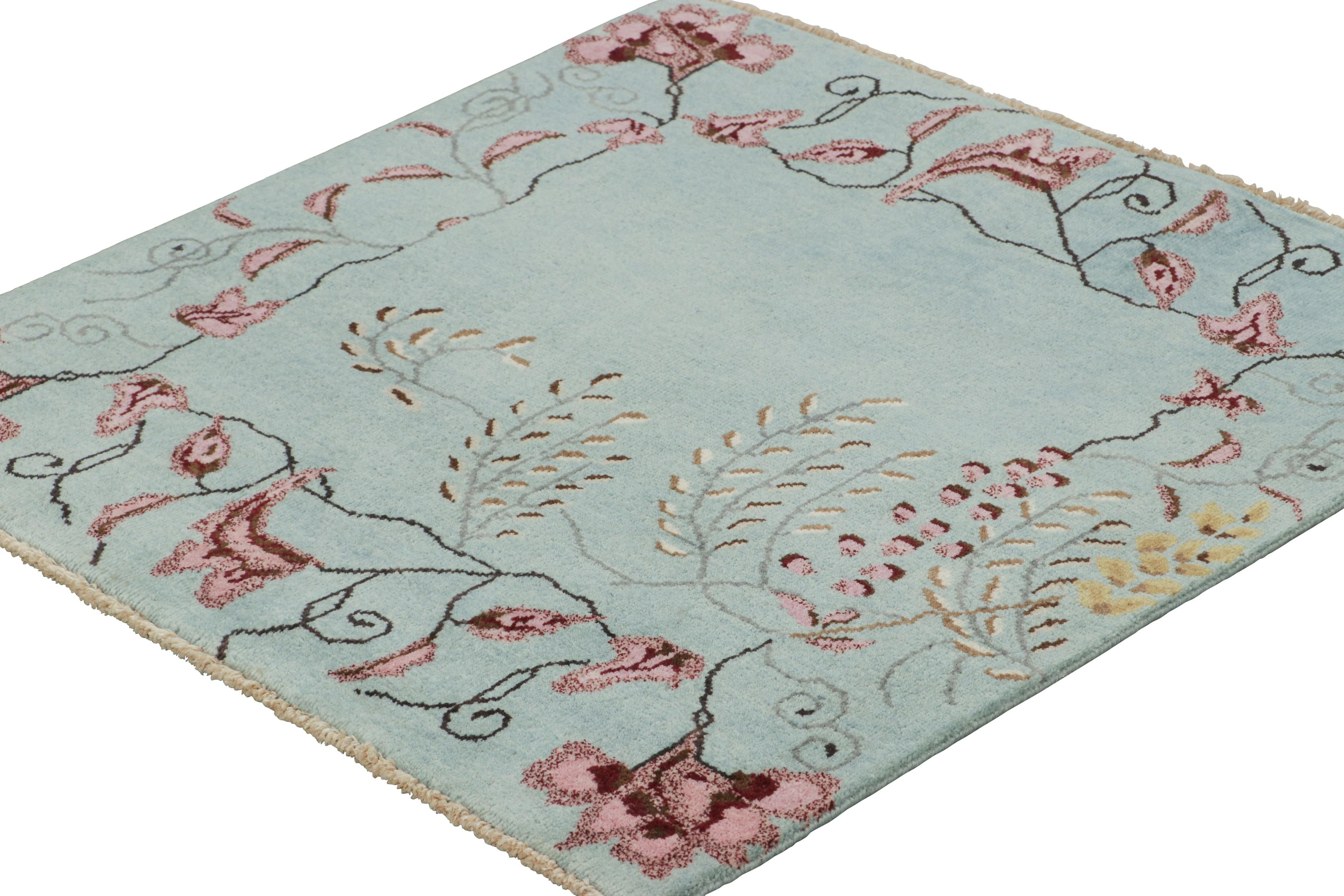 Indien Rug & Kilim's Chinese Art Deco Style Square Rug, Light Blue with Floral Patterns (tapis carré de style art déco chinois, bleu clair avec motifs floraux) en vente