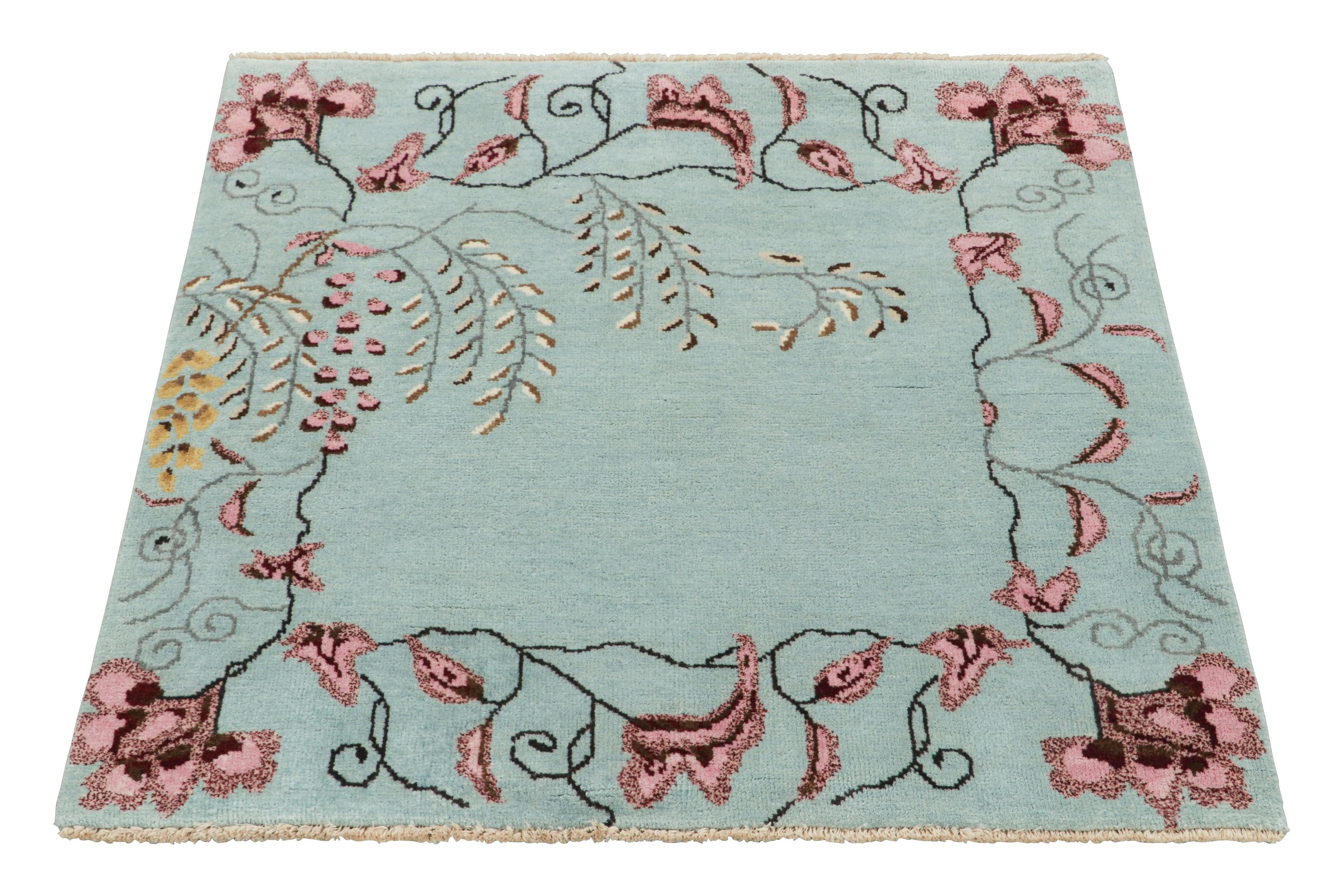 Noué à la main Rug & Kilim's Chinese Art Deco Style Square Rug, Light Blue with Floral Patterns (tapis carré de style art déco chinois, bleu clair avec motifs floraux) en vente