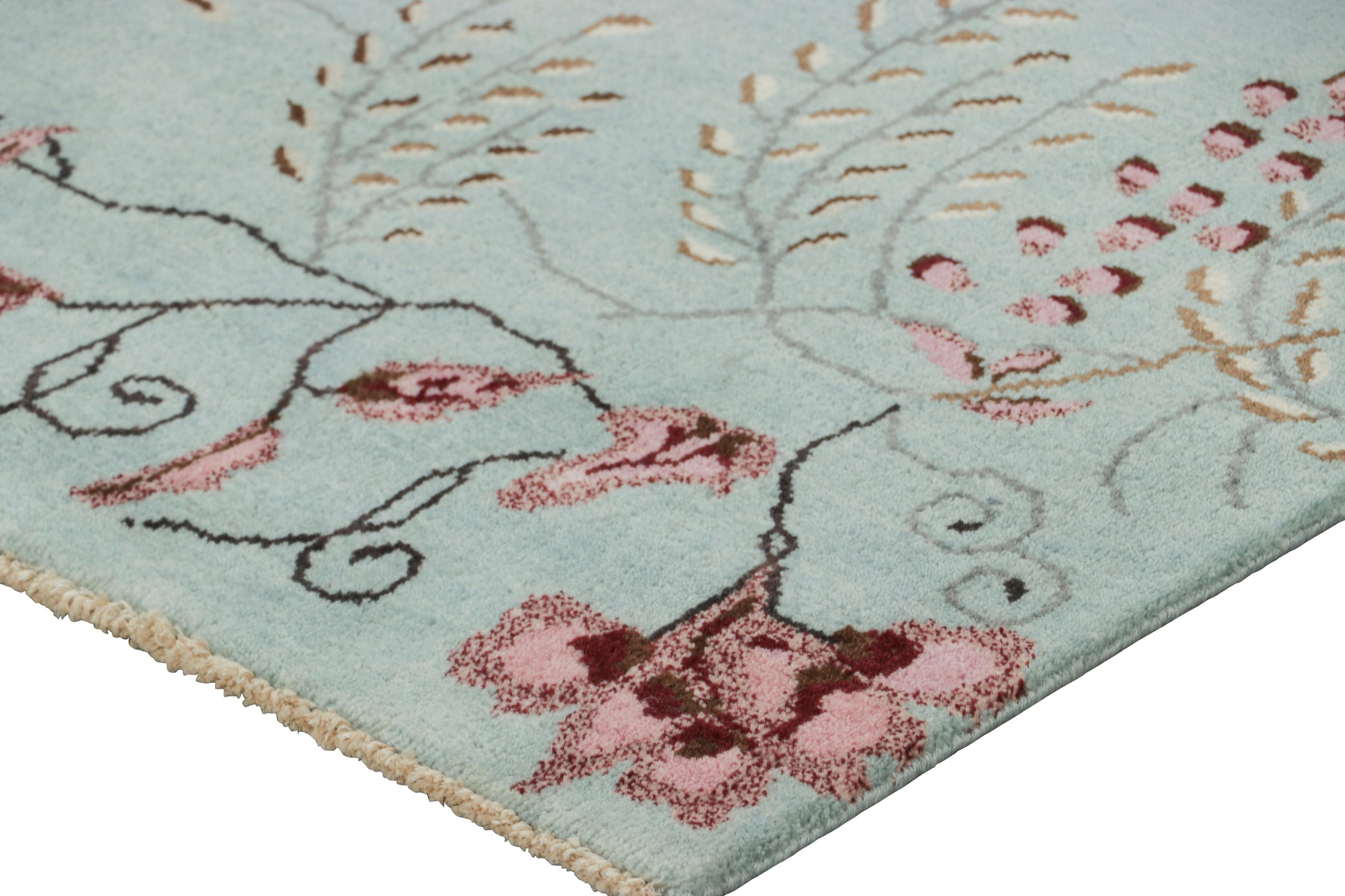 Rug & Kilim's Chinese Art Deco Style Square Rug, Light Blue with Floral Patterns (tapis carré de style art déco chinois, bleu clair avec motifs floraux) Neuf - En vente à Long Island City, NY
