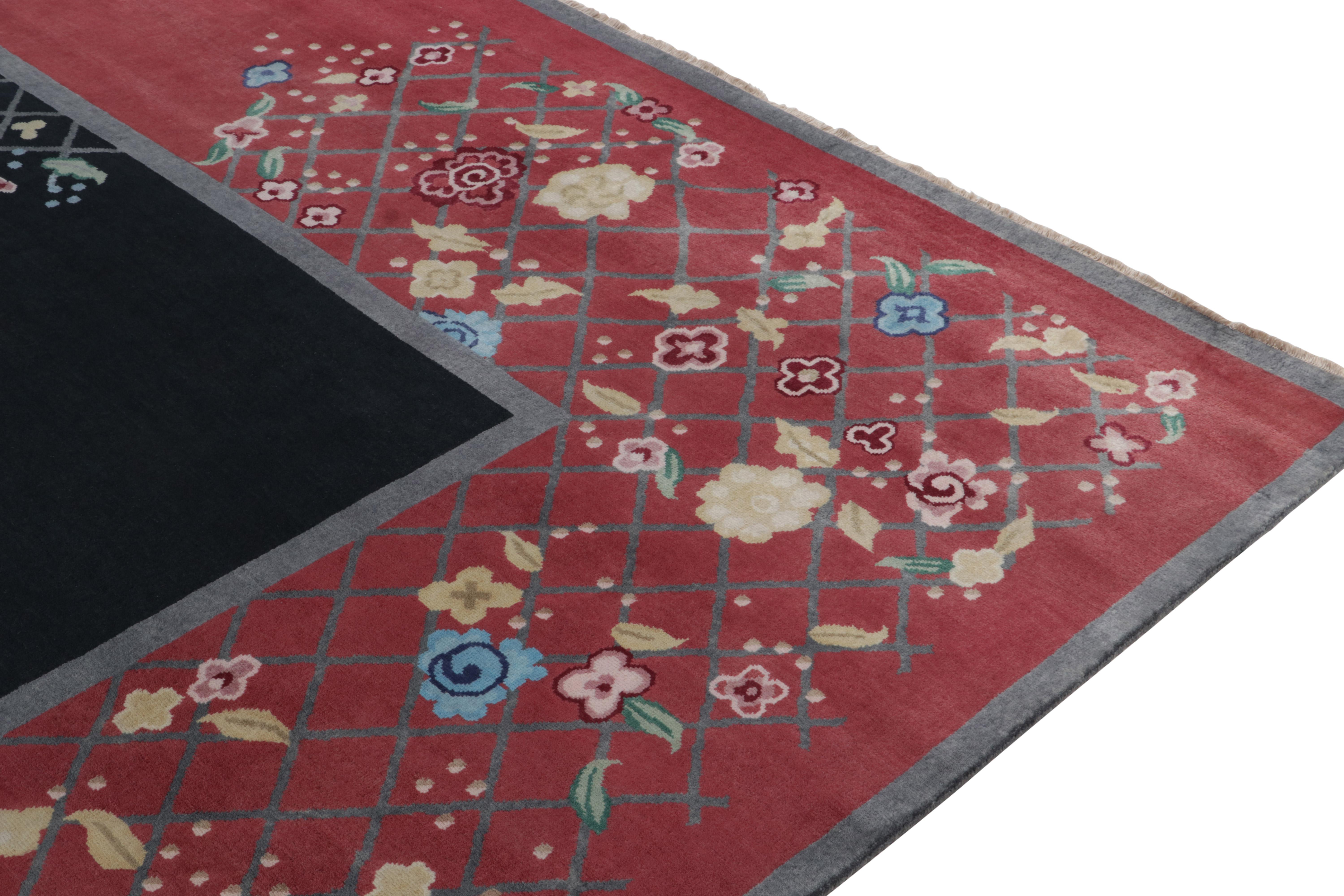 Rug & Kilim's chinesischer Deko-Teppich in Schwarz und Rot mit bunten Blumenmotiven (Handgeknüpft) im Angebot