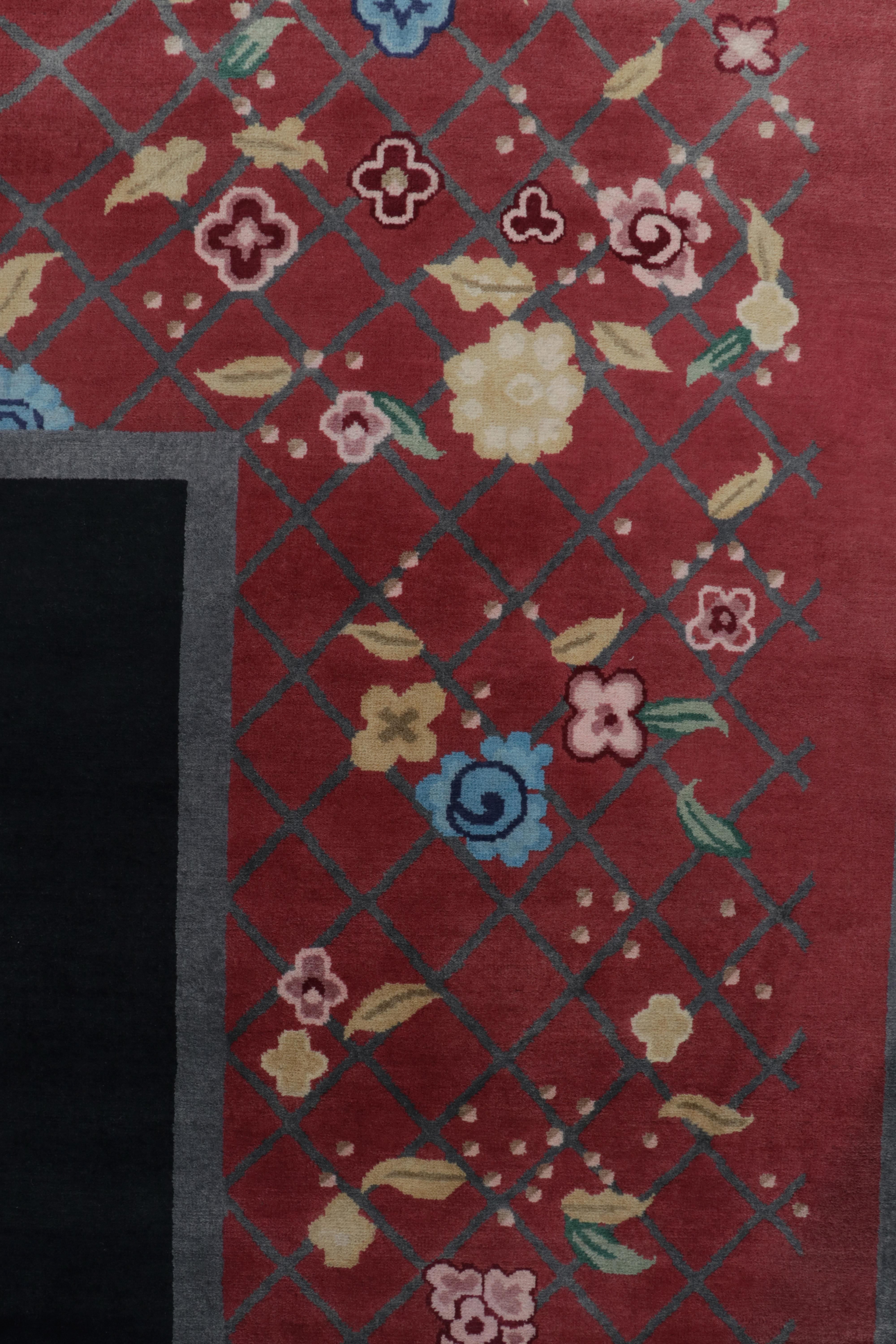 Rug & Kilim's chinesischer Deko-Teppich in Schwarz und Rot mit bunten Blumenmotiven im Zustand „Neu“ im Angebot in Long Island City, NY