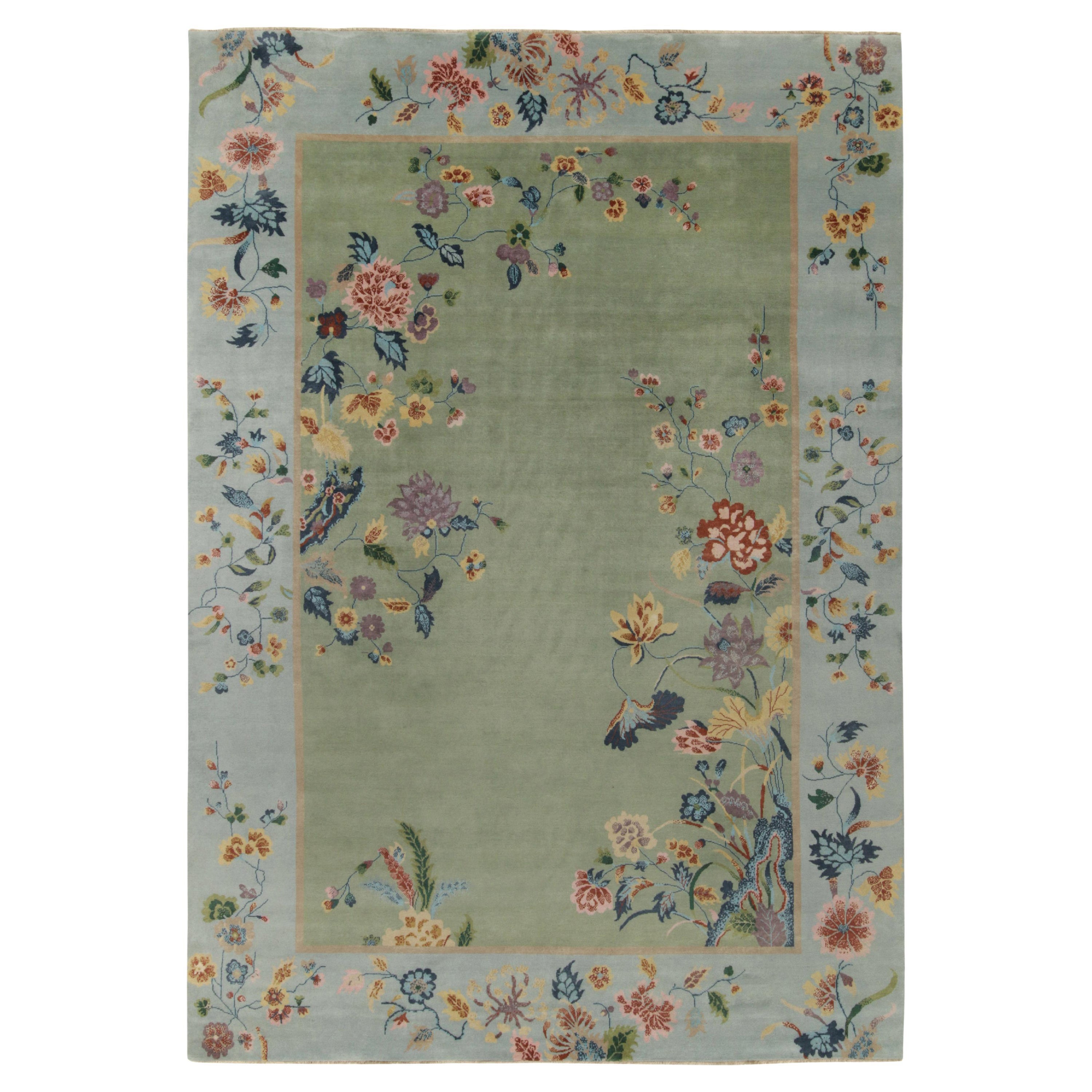 Rug & Kilim è un tappeto in stile Deco cinese in verde con bordi blu e motivi floreali