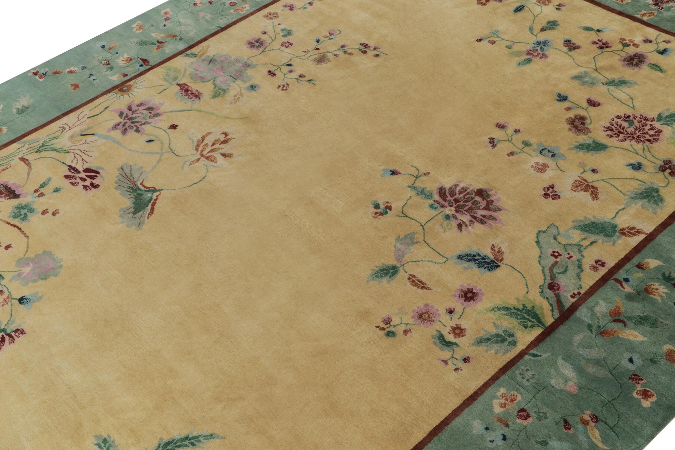 Chinesischer Deko-Teppich von Rug & Kilim mit blaugrüner Bordüre, goldenem Feld und Blumenmuster (Indisch) im Angebot
