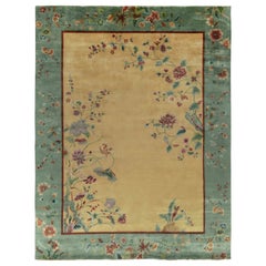 Chinesischer Teppich im Deko-Stil von Teppich & Kilims mit blauer Bordüre, goldenem Feld und Blumen