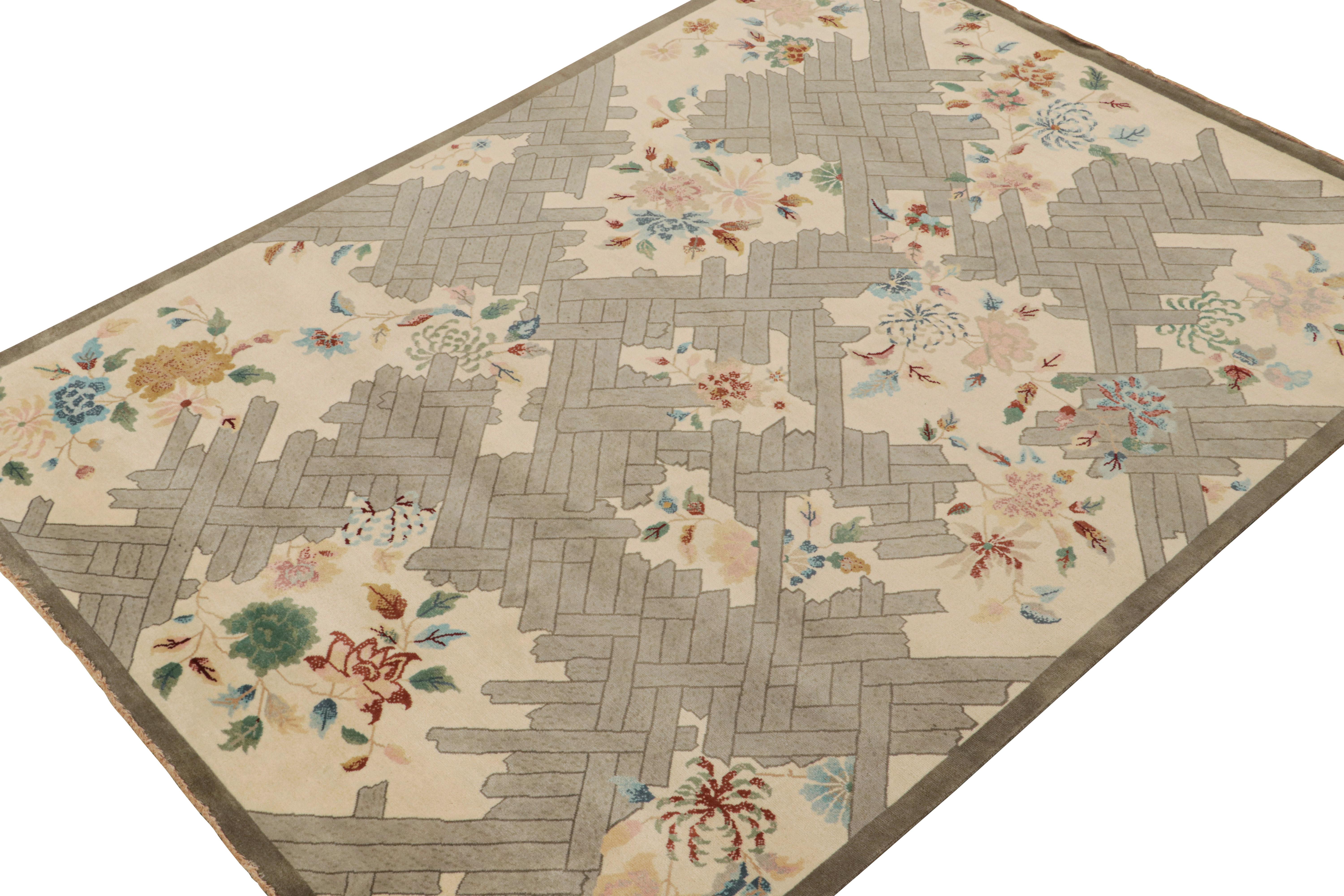 Rug & Kilim's Chinese Style Art Deco Teppich in Beige mit bunten Blumen (Indisch) im Angebot