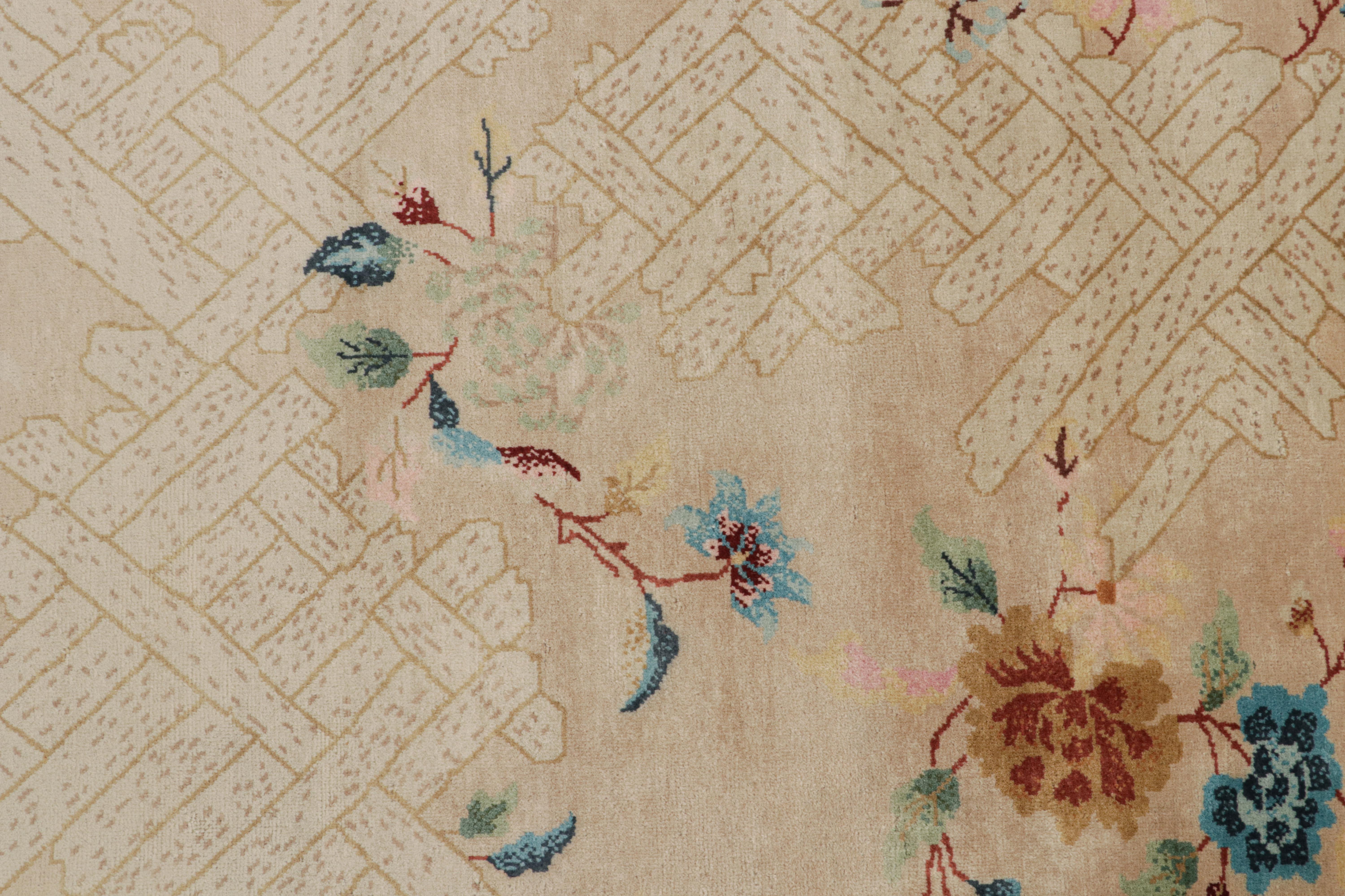 Rug & Kilim's Chinese Style Art Deco Teppich in Beige mit bunten Blumen im Zustand „Neu“ im Angebot in Long Island City, NY