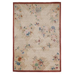 Tappeto Rug & Kilim in stile Art Deco cinese in beige con fiori colorati
