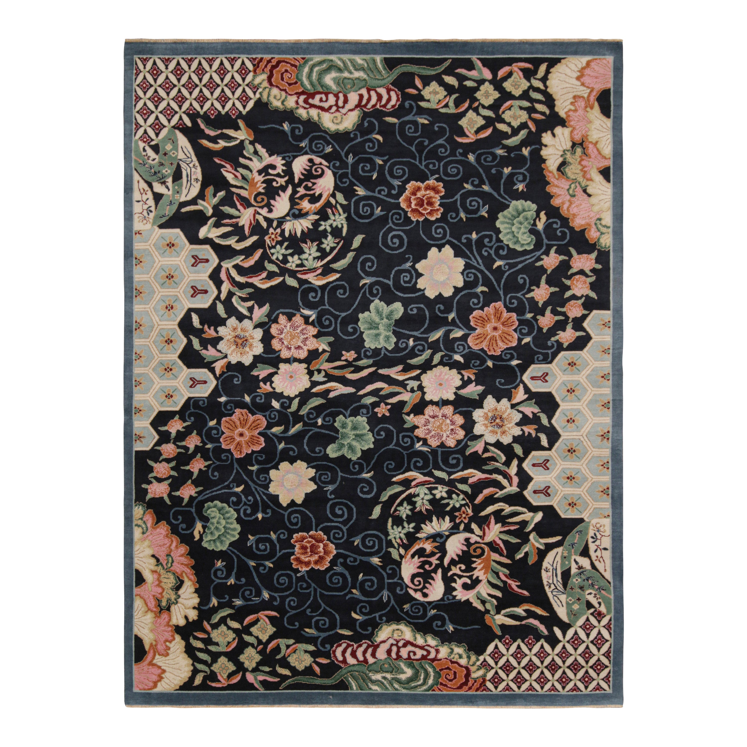 Tappeto Rug & Kilim in stile Art Deco cinese in blu con fiori colorati in vendita