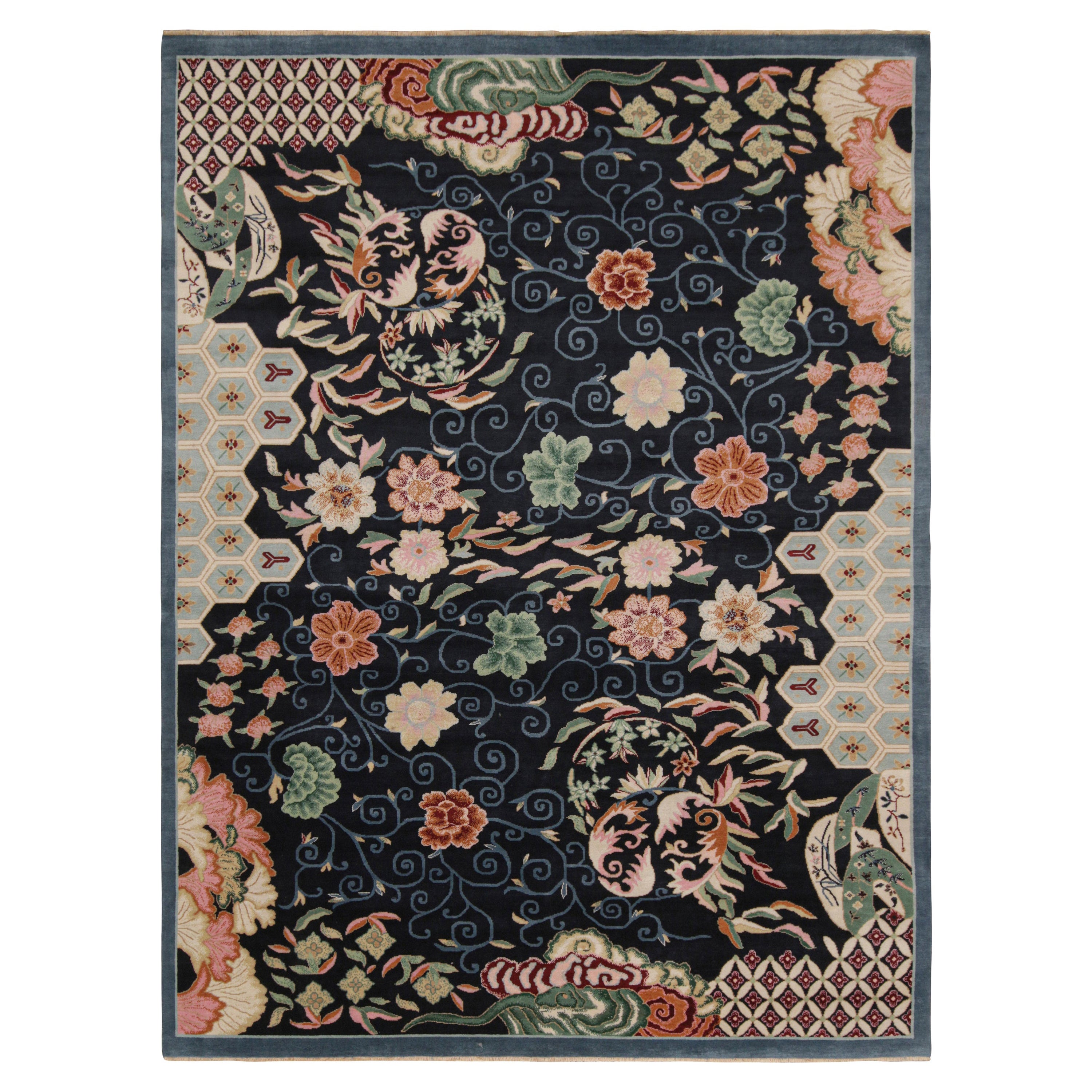 Rug & Kilim's Chinese Style Art Deco Teppich in Blau mit bunten Blumen