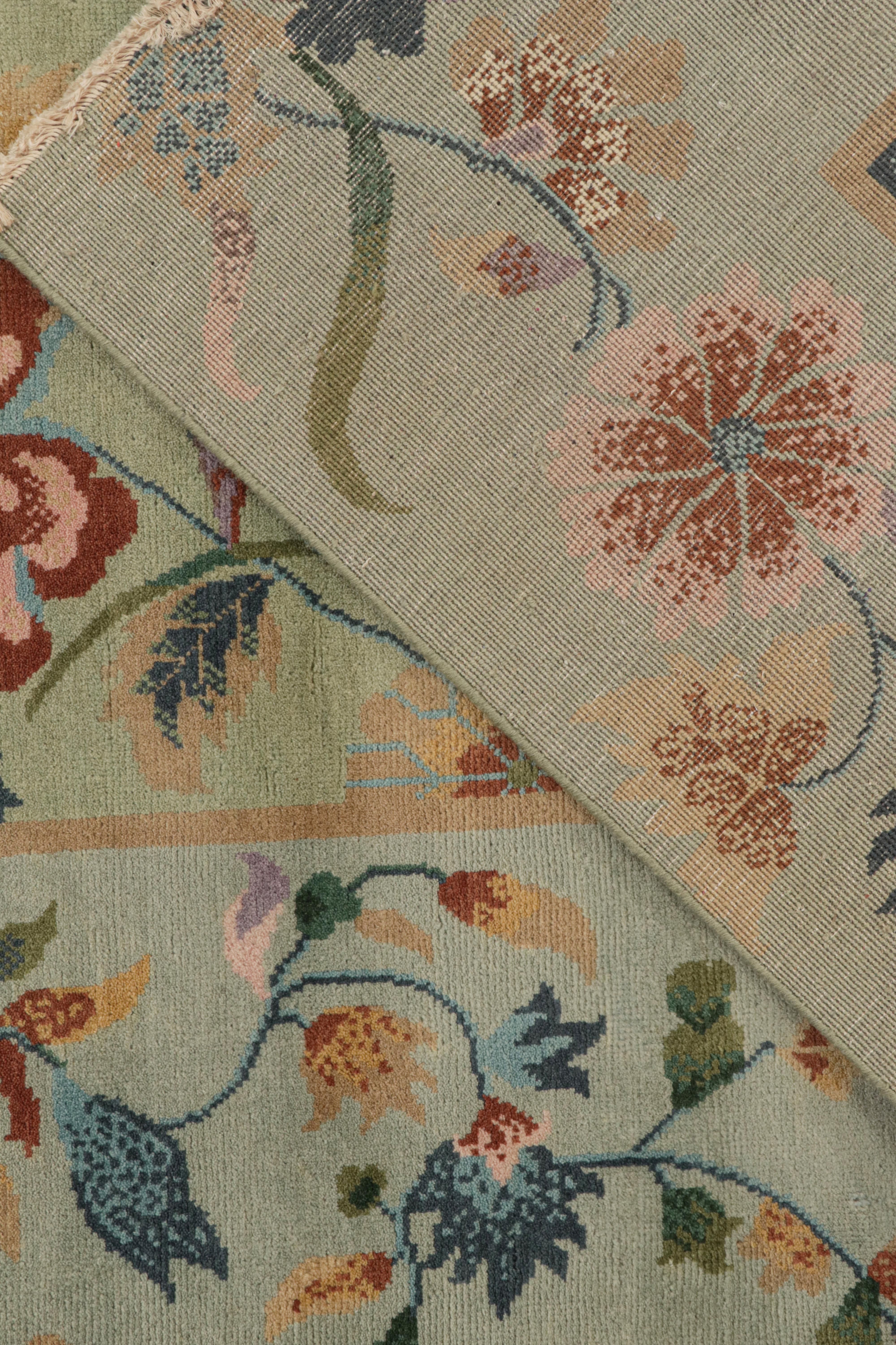 Rug & Kilim's Chinese Style Art Deco Teppich in Grün & Blau mit bunten Blumenmotiven (21. Jahrhundert und zeitgenössisch) im Angebot