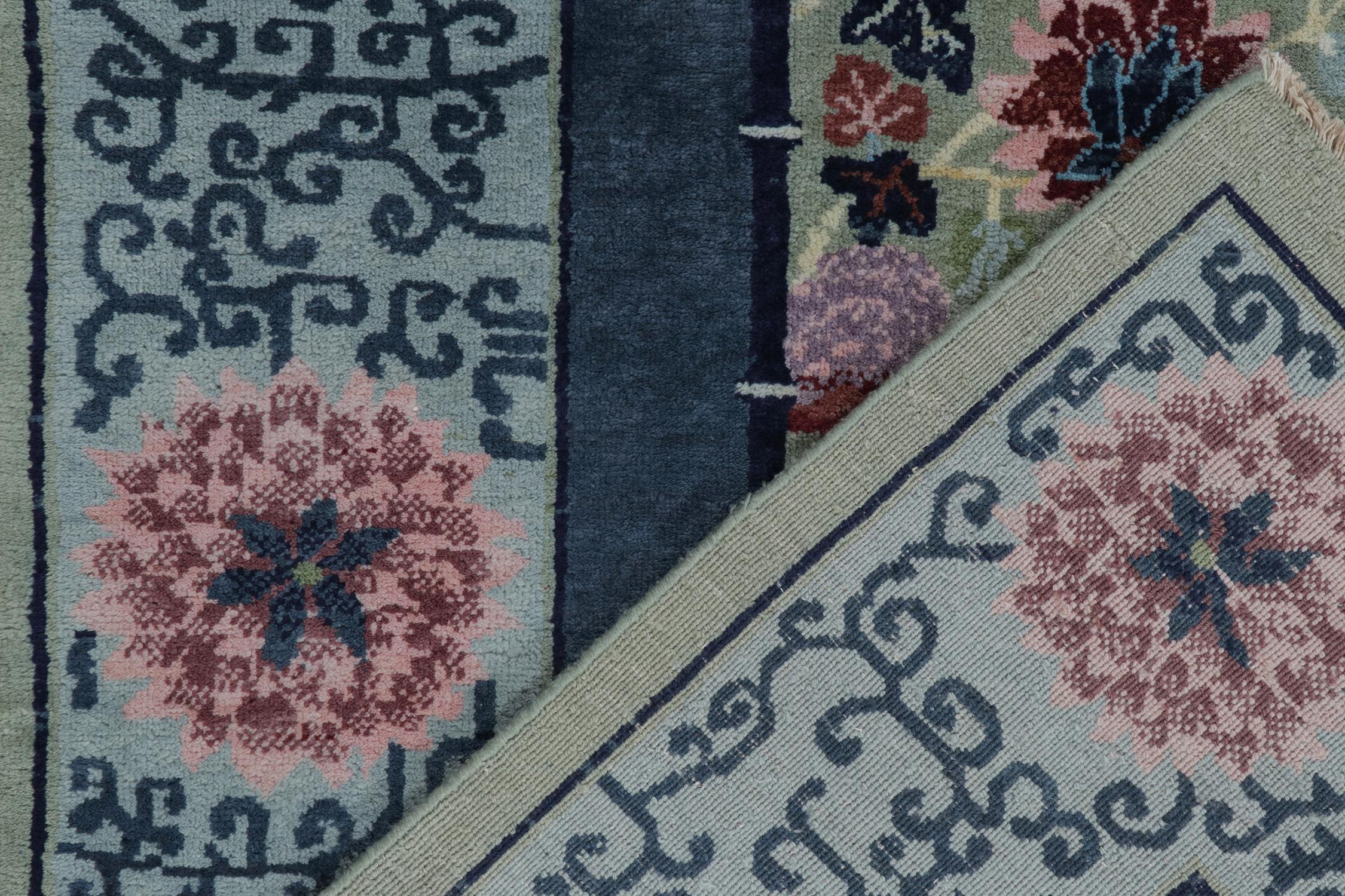 Laine Rug & Kilim's Chinese Style Art Deco Rug in Greene with Blue Floral Patterns (tapis de style chinois Art déco en vert avec des motifs floraux bleus) en vente