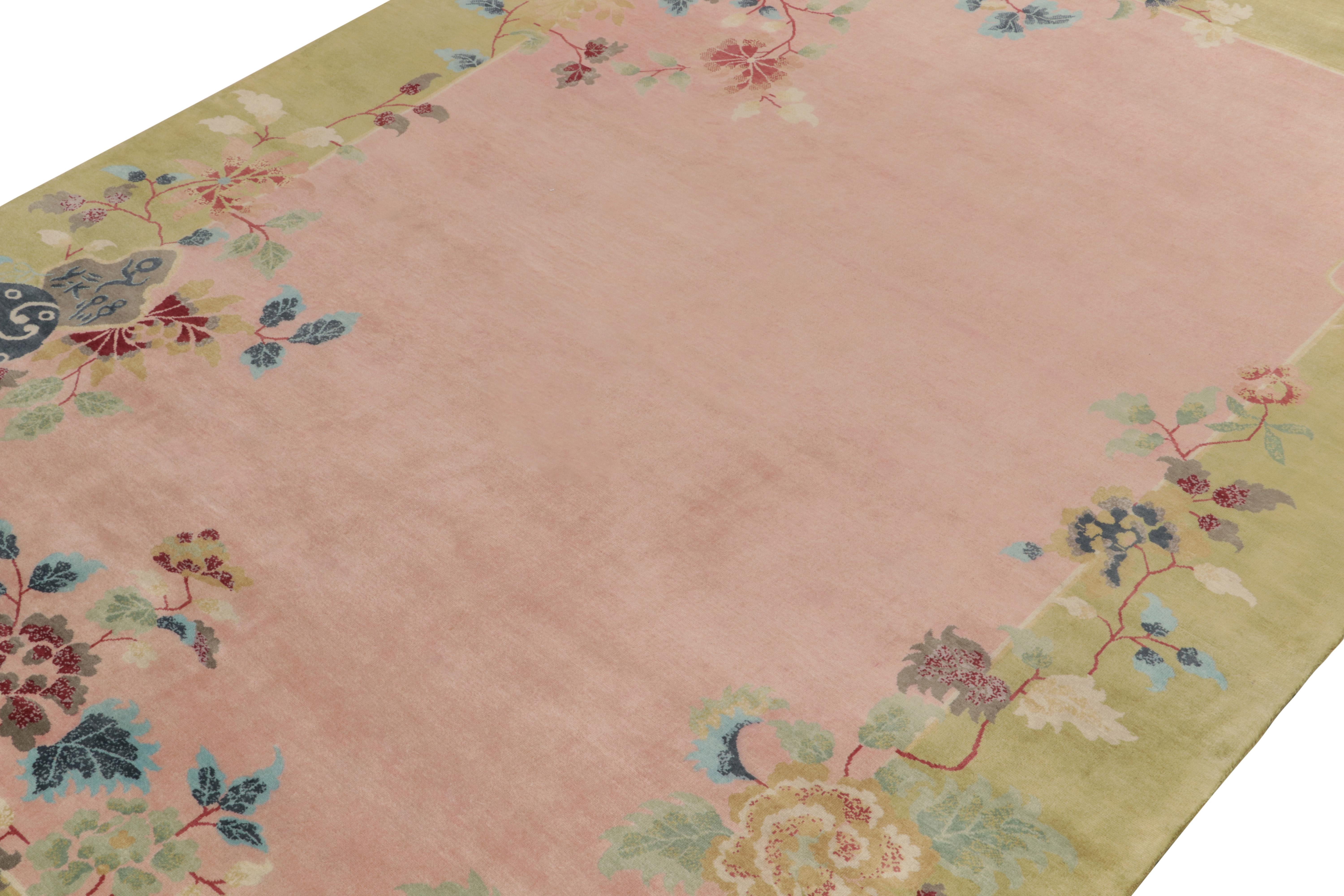 Rug & Kilim's Art Deco Teppich im chinesischen Stil in Rosa, grüner Bordüre und floralen Mustern (Indisch) im Angebot