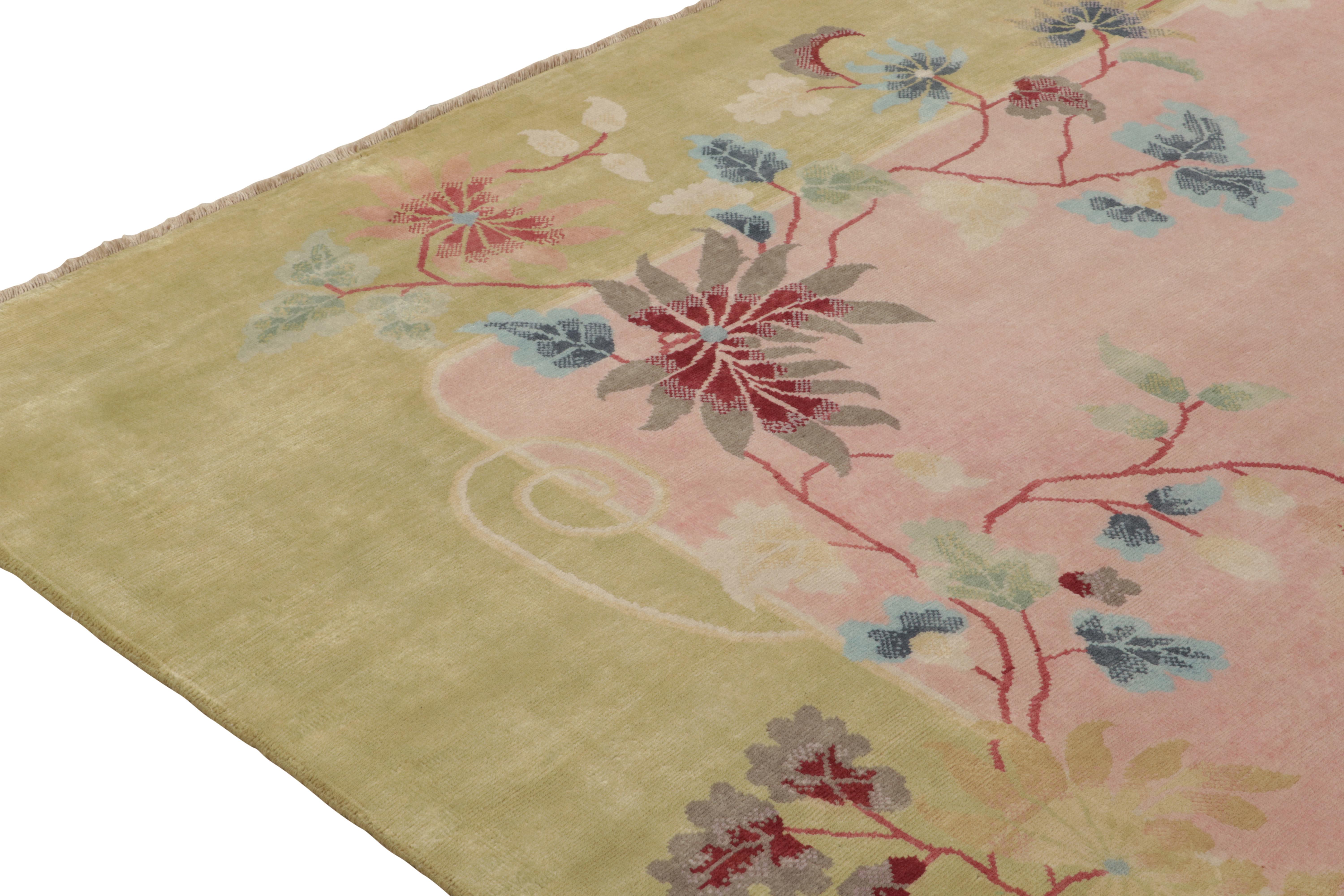 Rug & Kilim's Art Deco Teppich im chinesischen Stil in Rosa, grüner Bordüre und floralen Mustern (Handgeknüpft) im Angebot